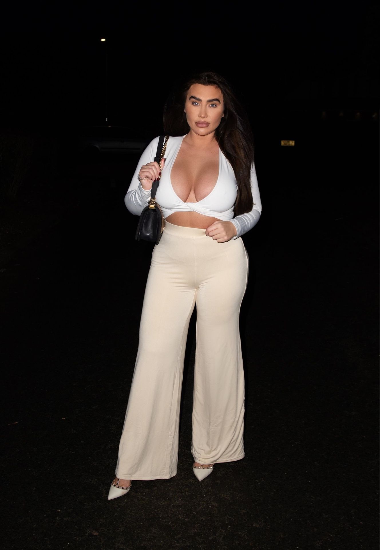 Busty Lauren Goodger Is Seen At Melin In Essex 0001