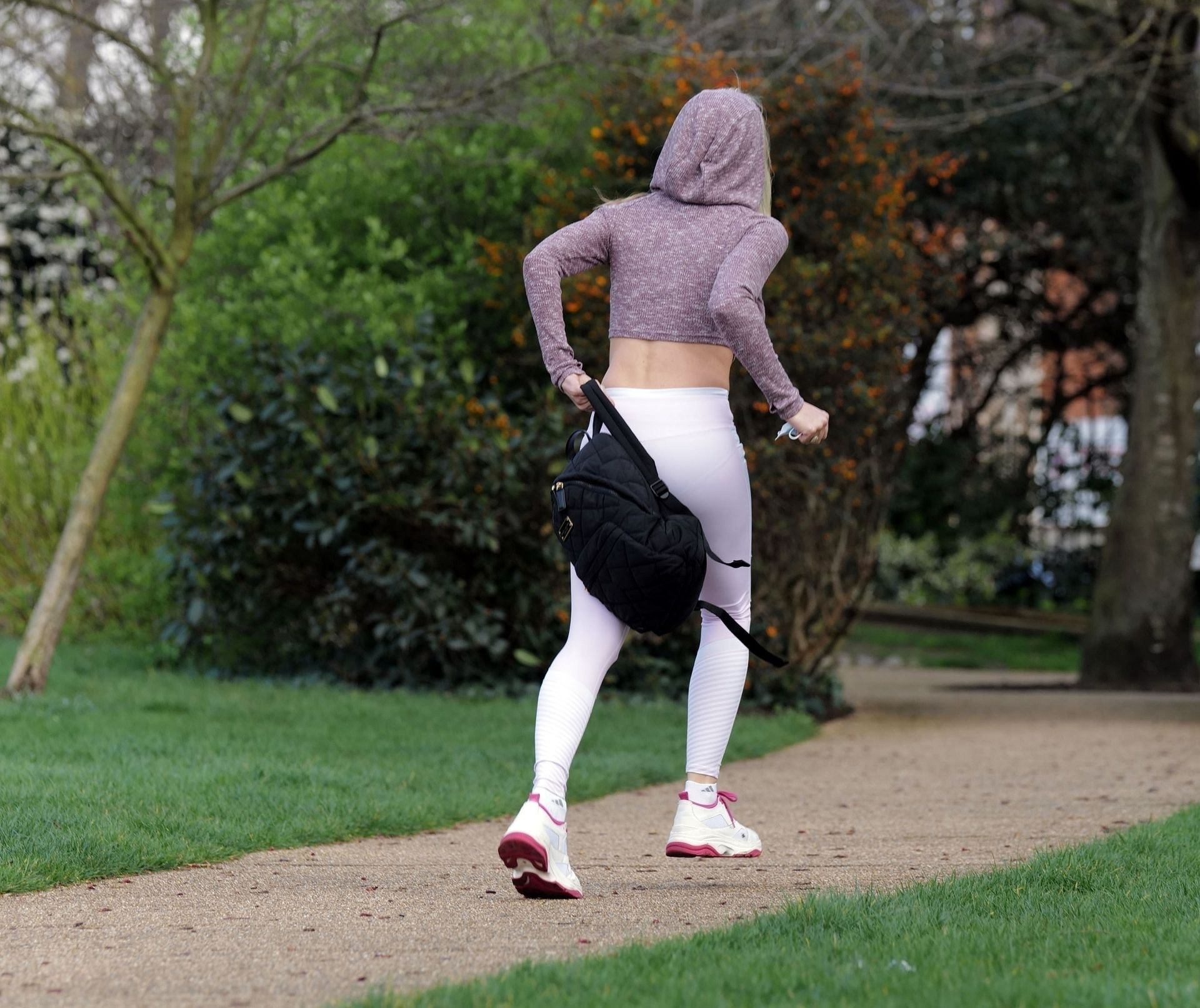 Caprice Takes A Serene Approach By Practicing The Art Of Yoga In A London Park 0003