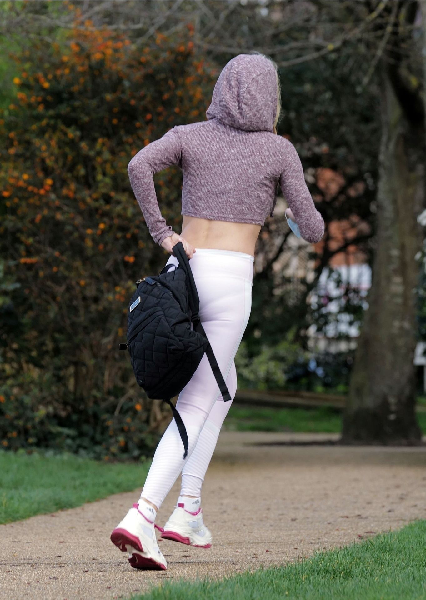Caprice Takes A Serene Approach By Practicing The Art Of Yoga In A London Park 0004
