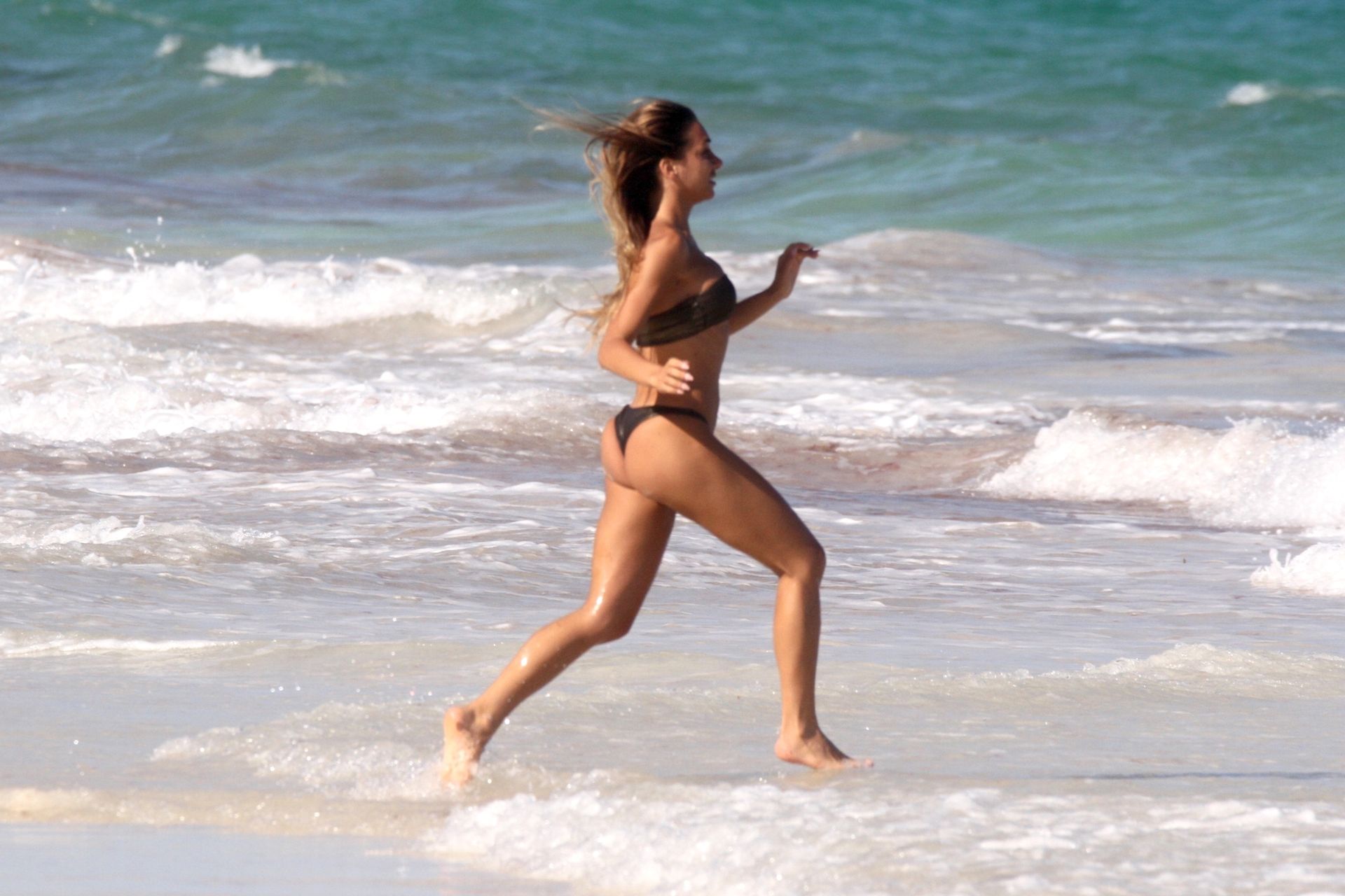 Elisa De Pánicis Cools Off In Tulum 0028