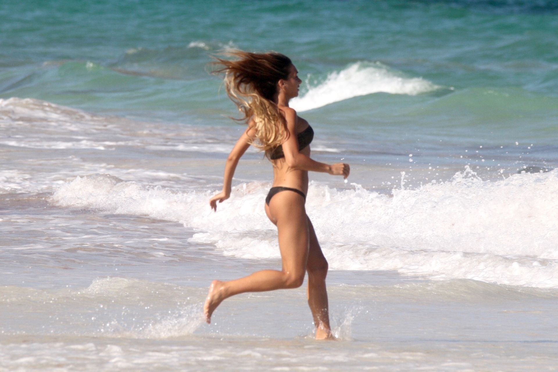 Elisa De Pánicis Cools Off In Tulum 0067