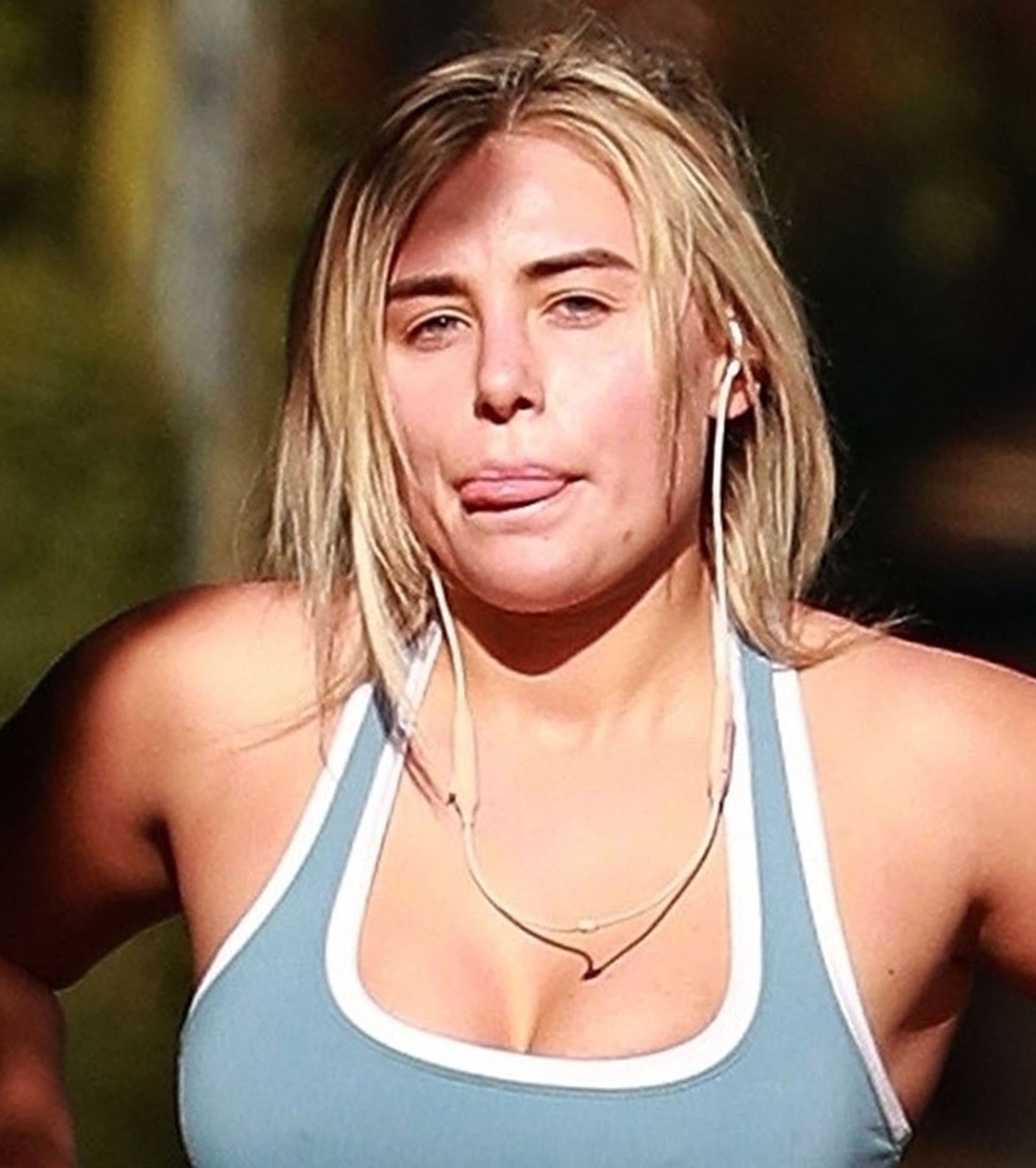 Ellie Brown Stays In Shape With Her Allowed Once A Day Of Exercise 0004