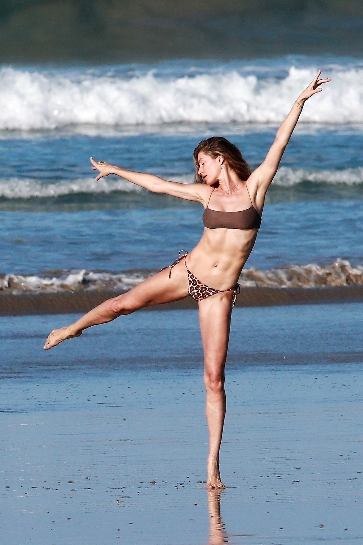 Gisele Bundchen Puts Her Incredible Bikini Body On Display During A Beach Photoshoot 0015