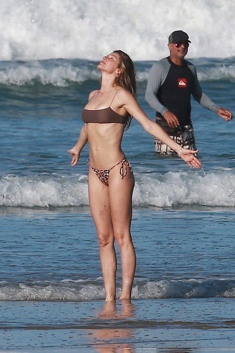 Gisele Bundchen Puts Her Incredible Bikini Body On Display During A Beach Photoshoot 0021