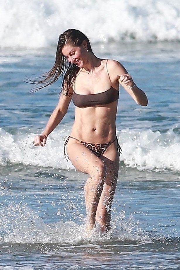 Gisele Bundchen Puts Her Incredible Bikini Body On Display During A Beach Photoshoot 0022