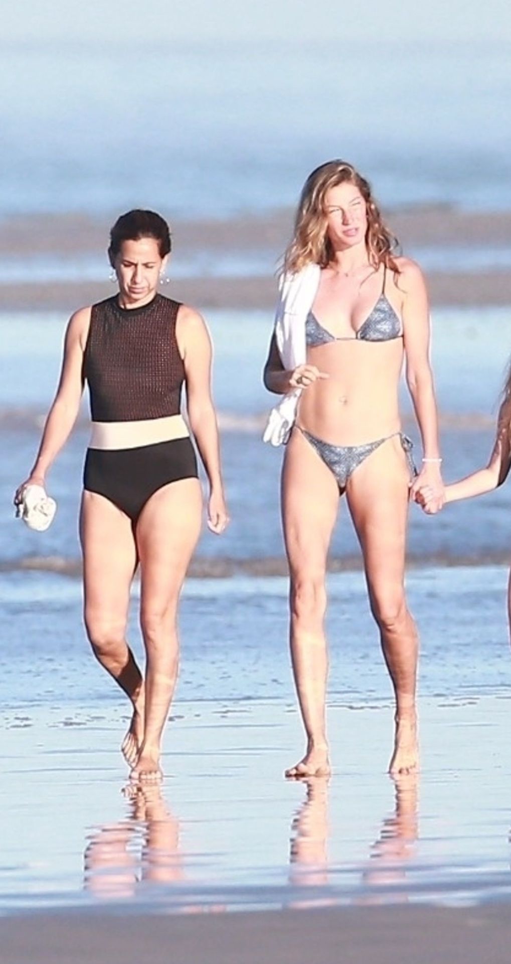 Gisele Bundchen Takes Her Morning Walk In Costa Rica 0003