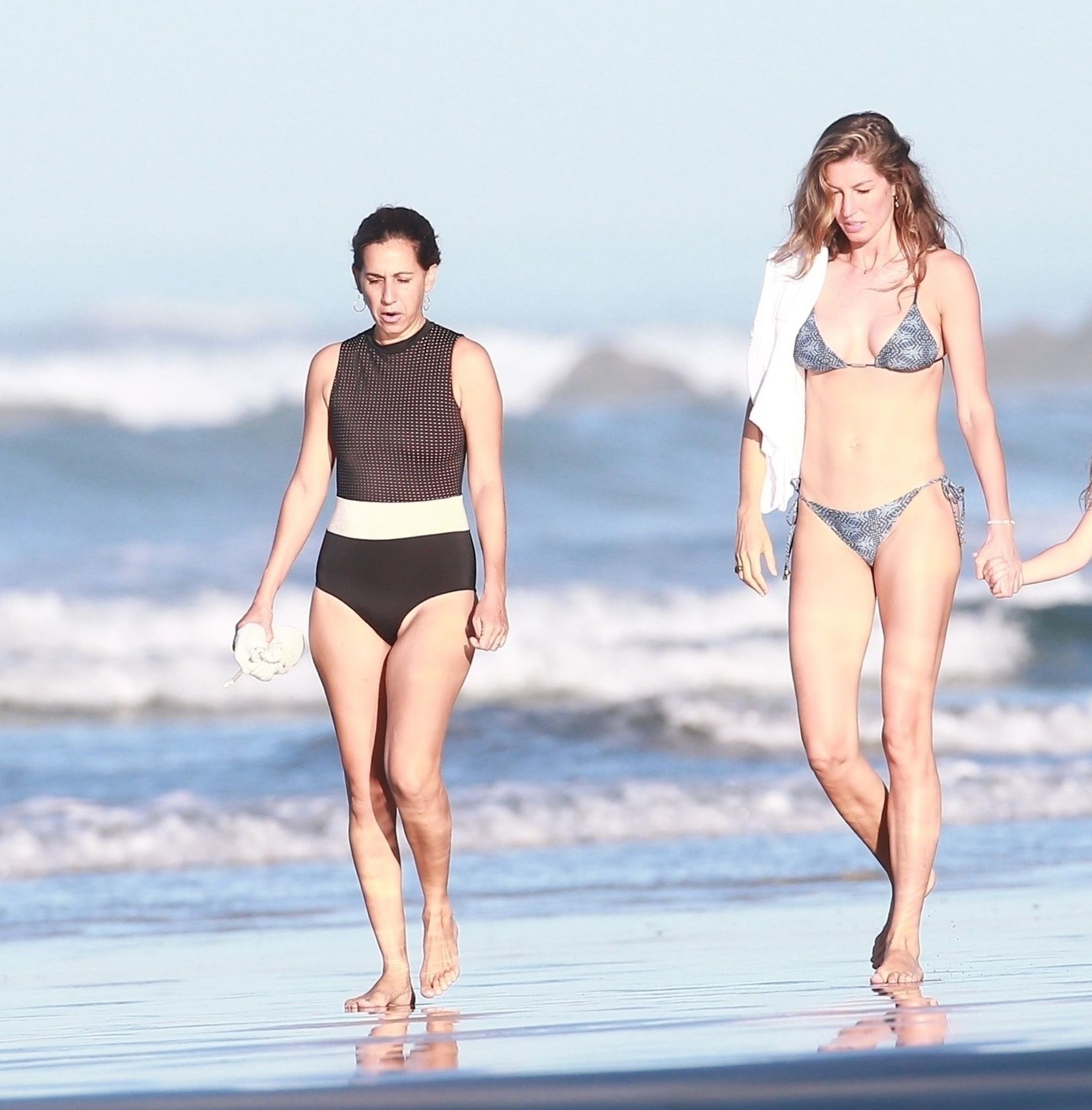 Gisele Bundchen Takes Her Morning Walk In Costa Rica 0017