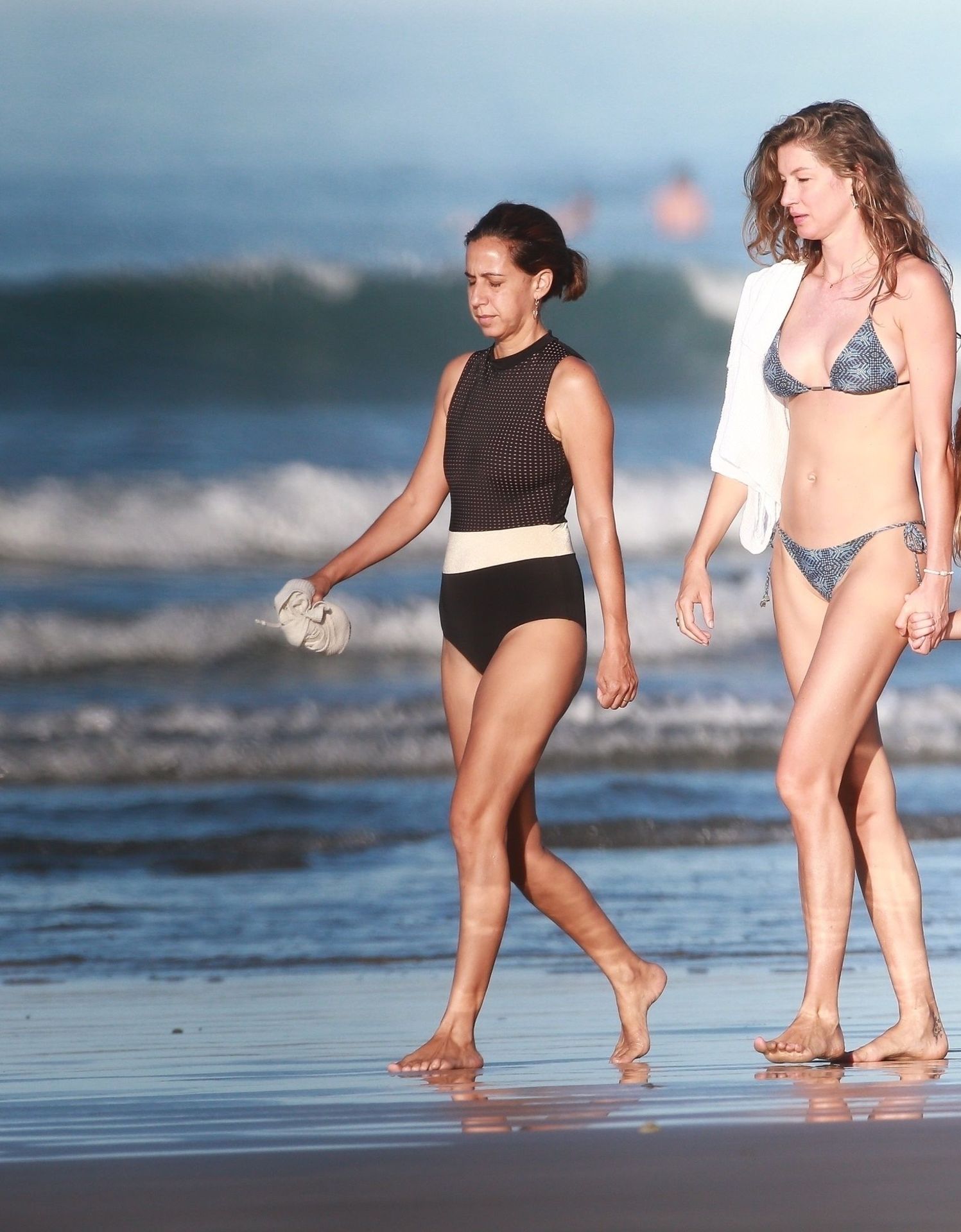 Gisele Bundchen Takes Her Morning Walk In Costa Rica 0018