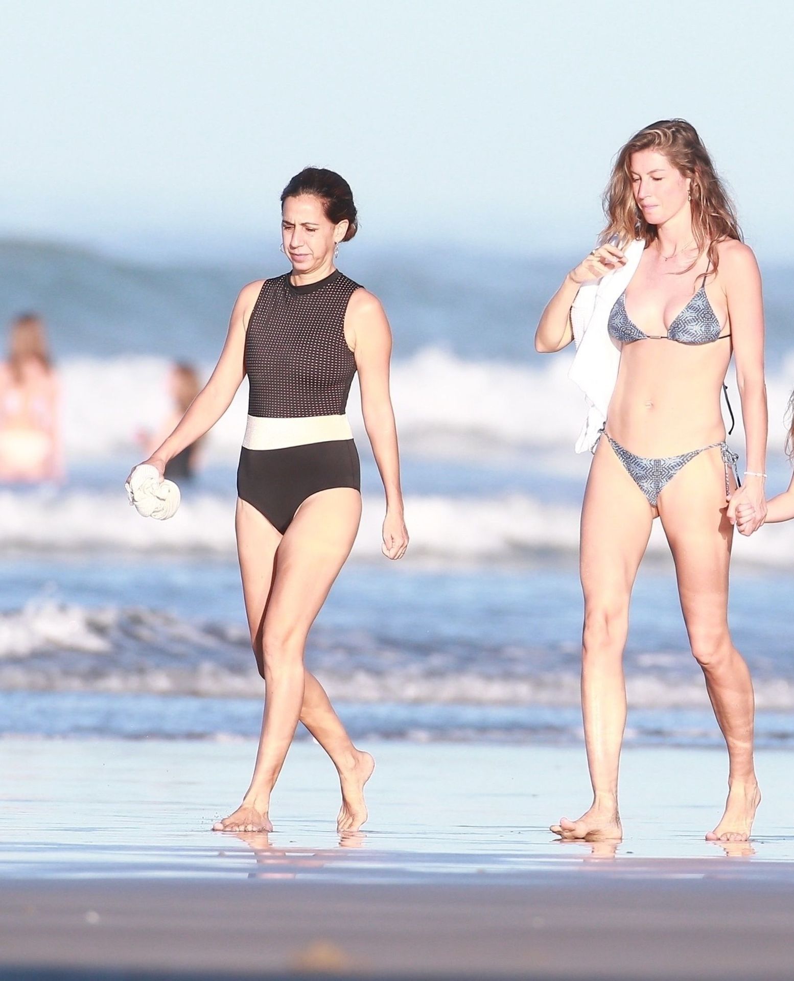 Gisele Bundchen Takes Her Morning Walk In Costa Rica 0020