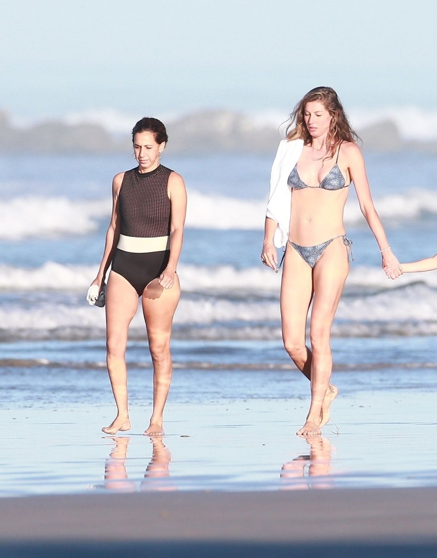 Gisele Bundchen Takes Her Morning Walk In Costa Rica 0021