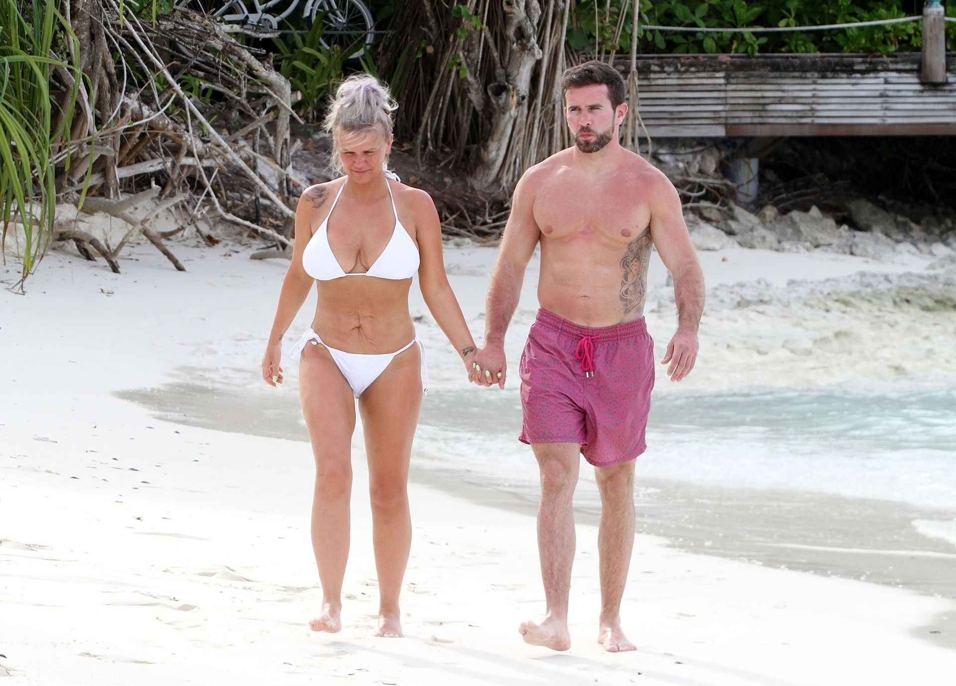 Kerry Katona & Ryan Mahoney Jump In A Canoe For Some Fun In The Indian Ocean 0003
