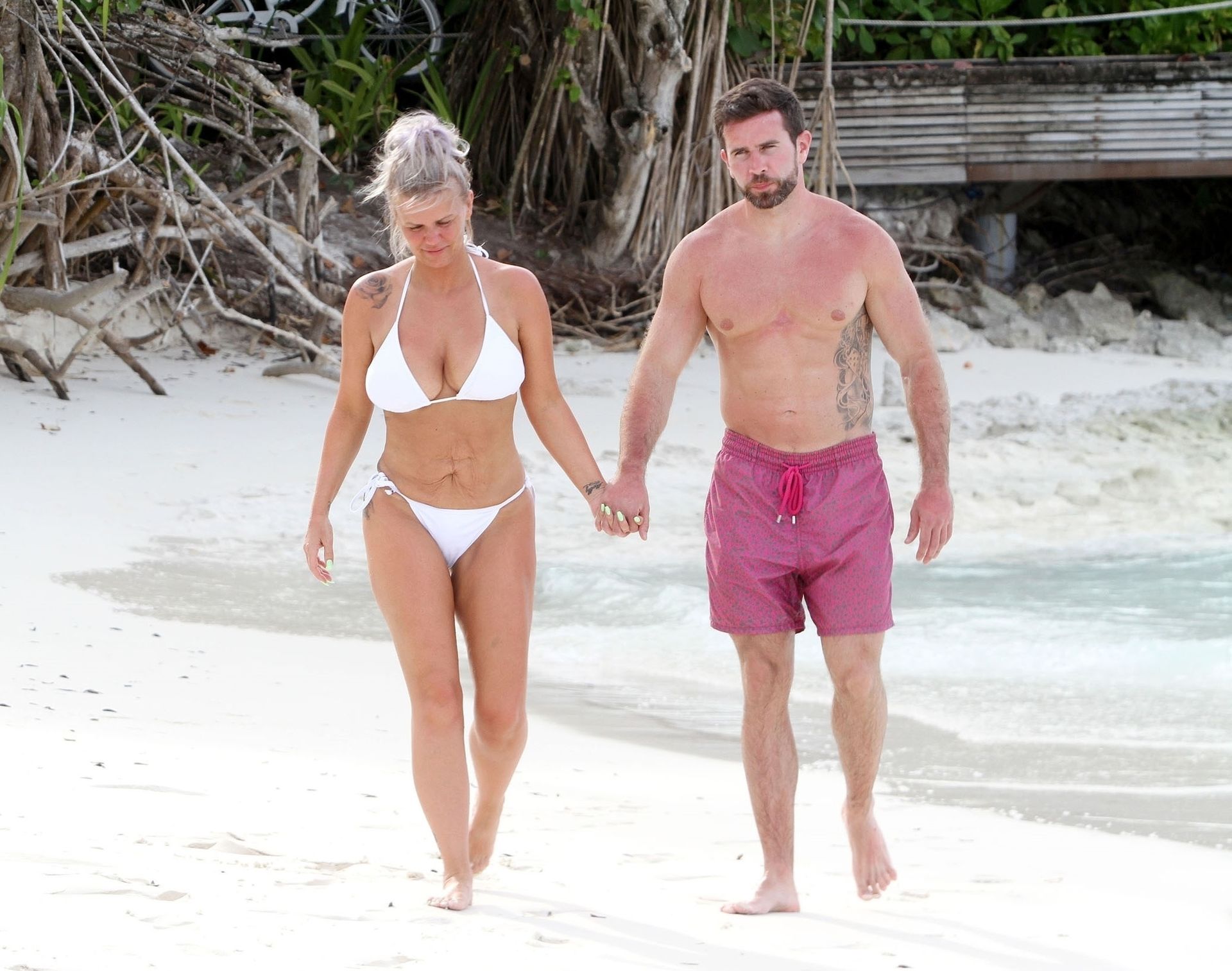 Kerry Katona & Ryan Mahoney Jump In A Canoe For Some Fun In The Indian Ocean 0005