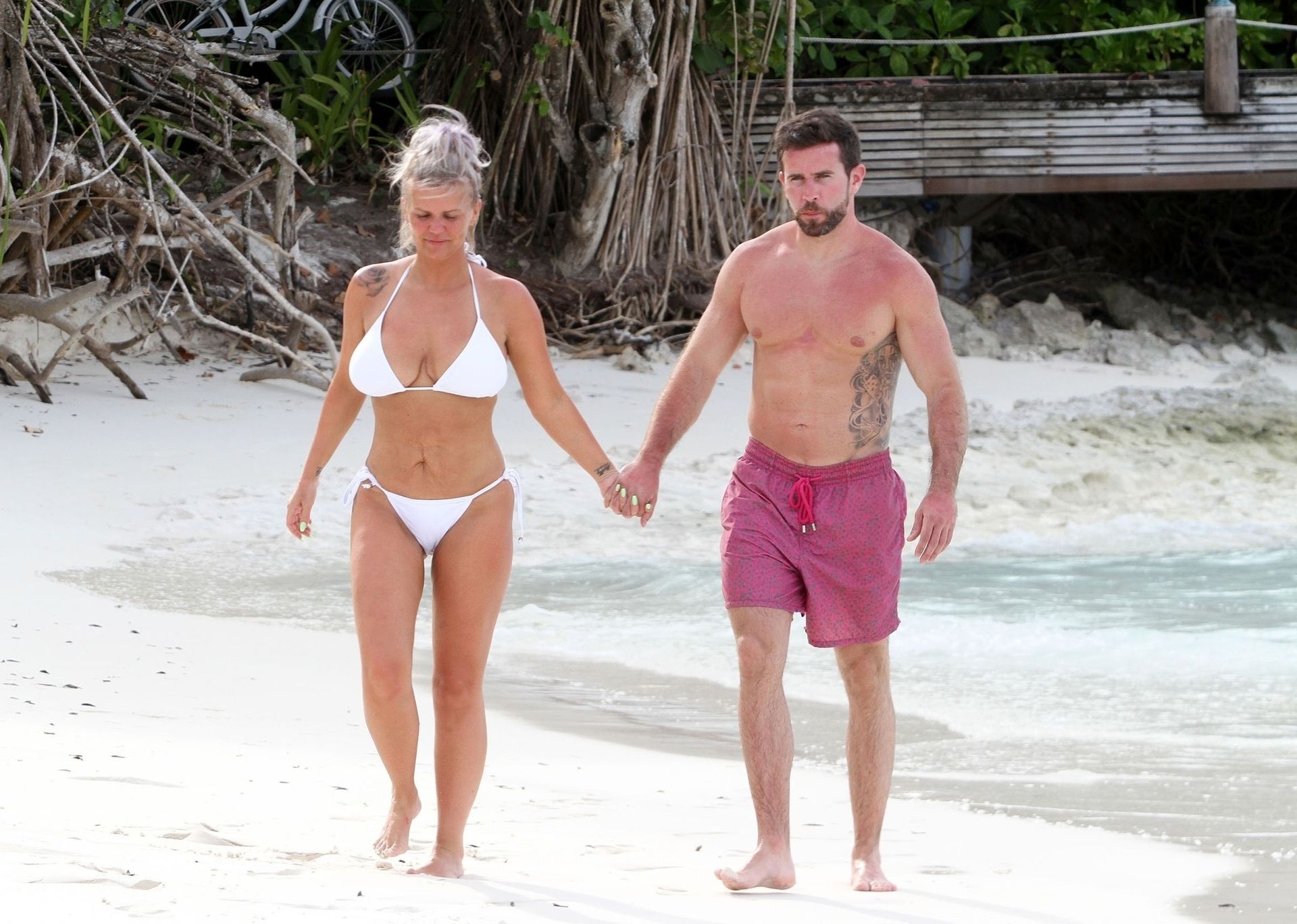Kerry Katona & Ryan Mahoney Jump In A Canoe For Some Fun In The Indian Ocean 0007