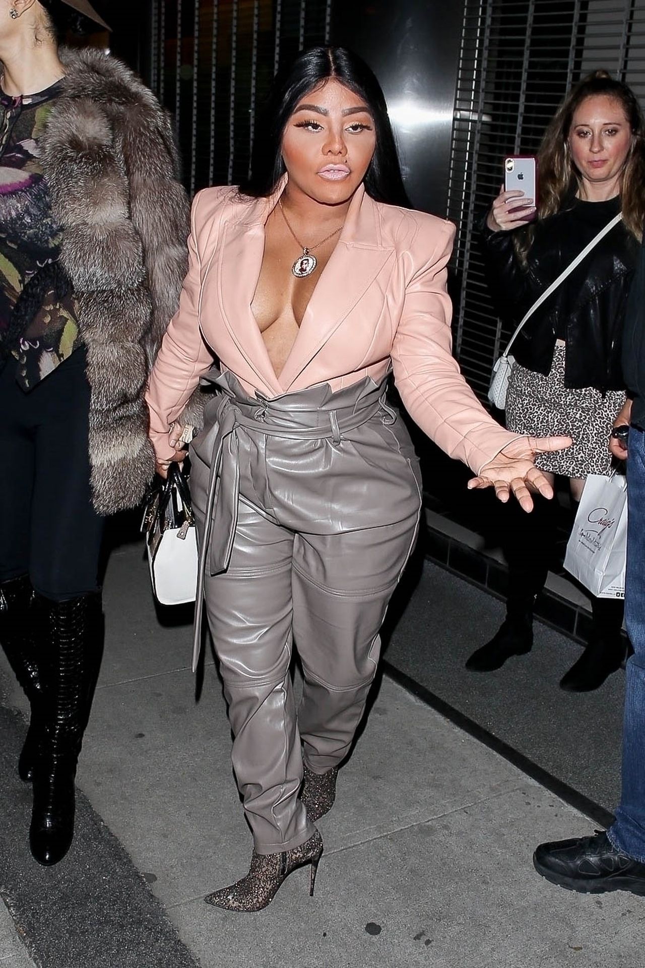 Lil’ Kim Seen Outside Craig’s Restaurant In West Hollywood 0002