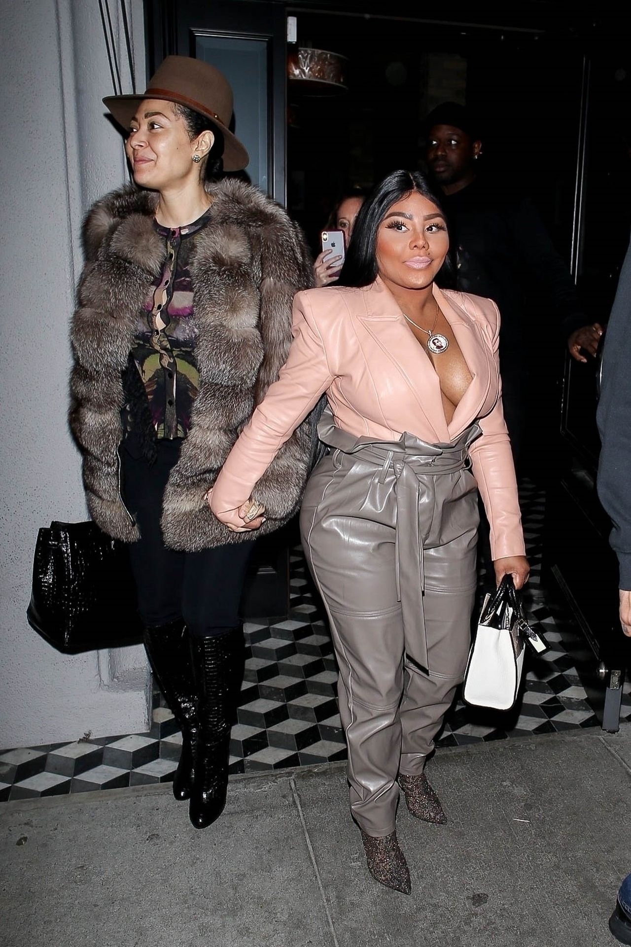 Lil’ Kim Seen Outside Craig’s Restaurant In West Hollywood 0006