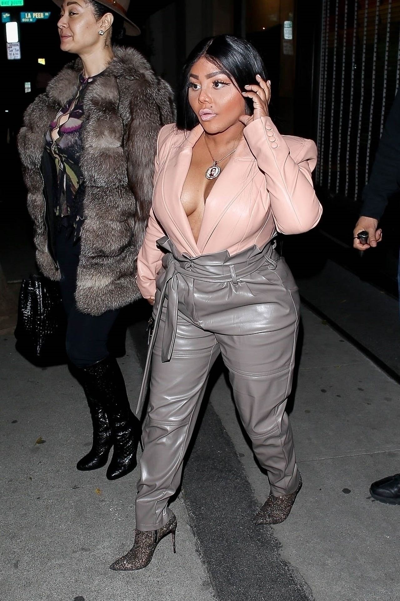 Lil’ Kim Seen Outside Craig’s Restaurant In West Hollywood 0008