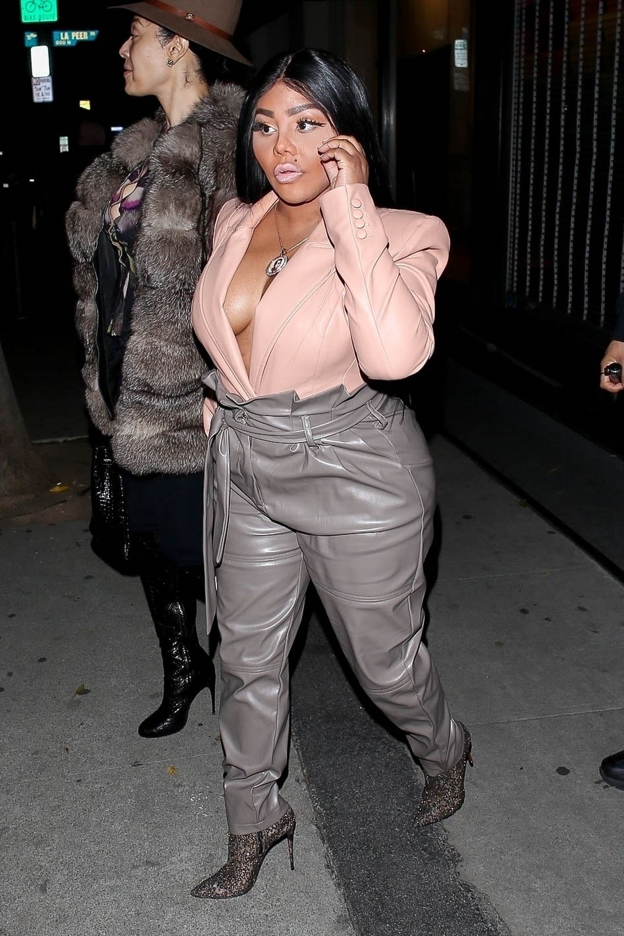 Lil’ Kim Seen Outside Craig’s Restaurant In West Hollywood 0012