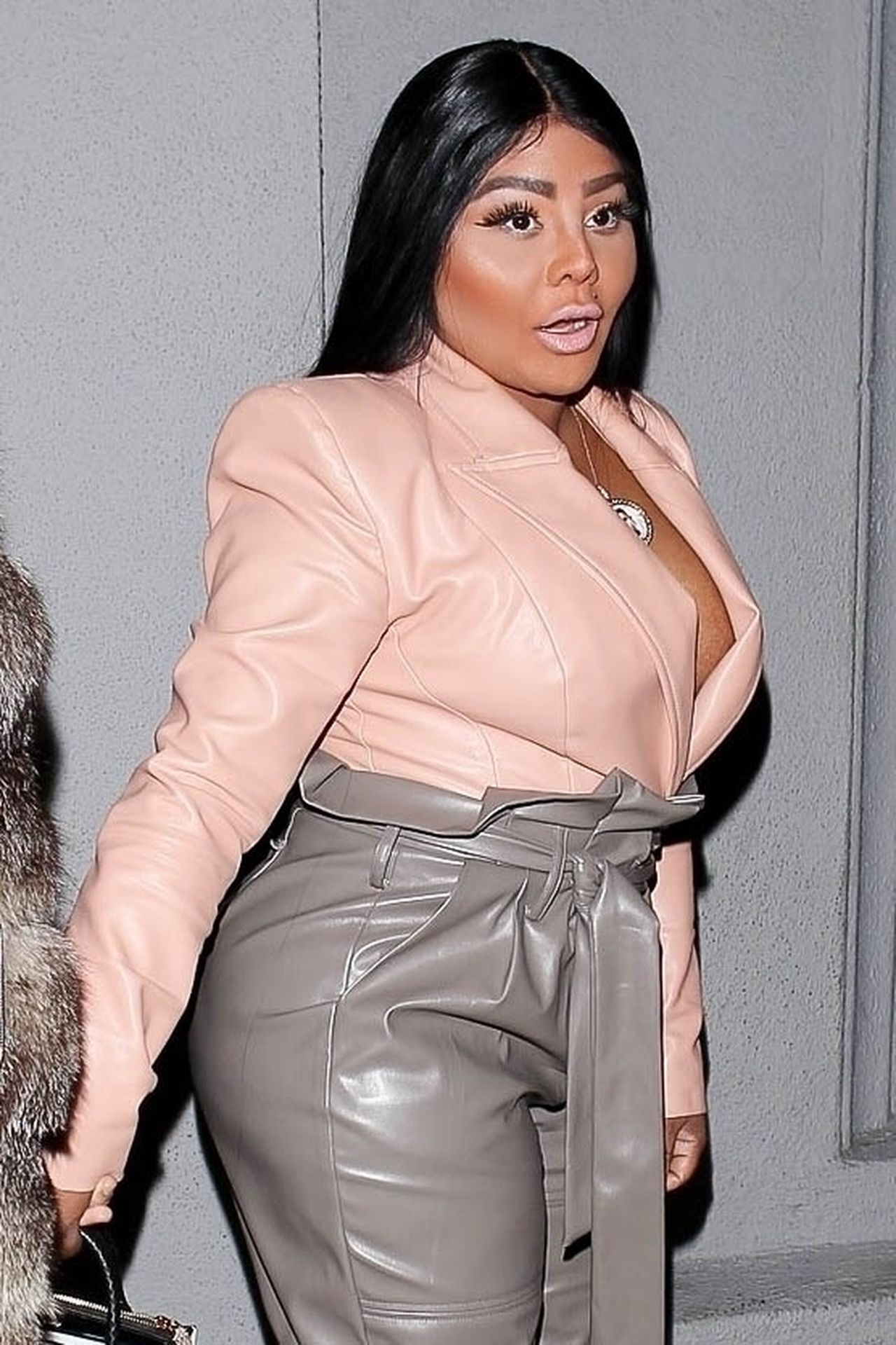 Lil’ Kim Seen Outside Craig’s Restaurant In West Hollywood 0019