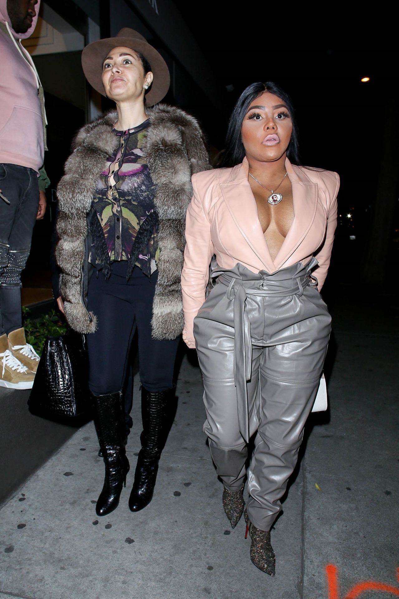 Lil’ Kim Seen Outside Craig’s Restaurant In West Hollywood 0031