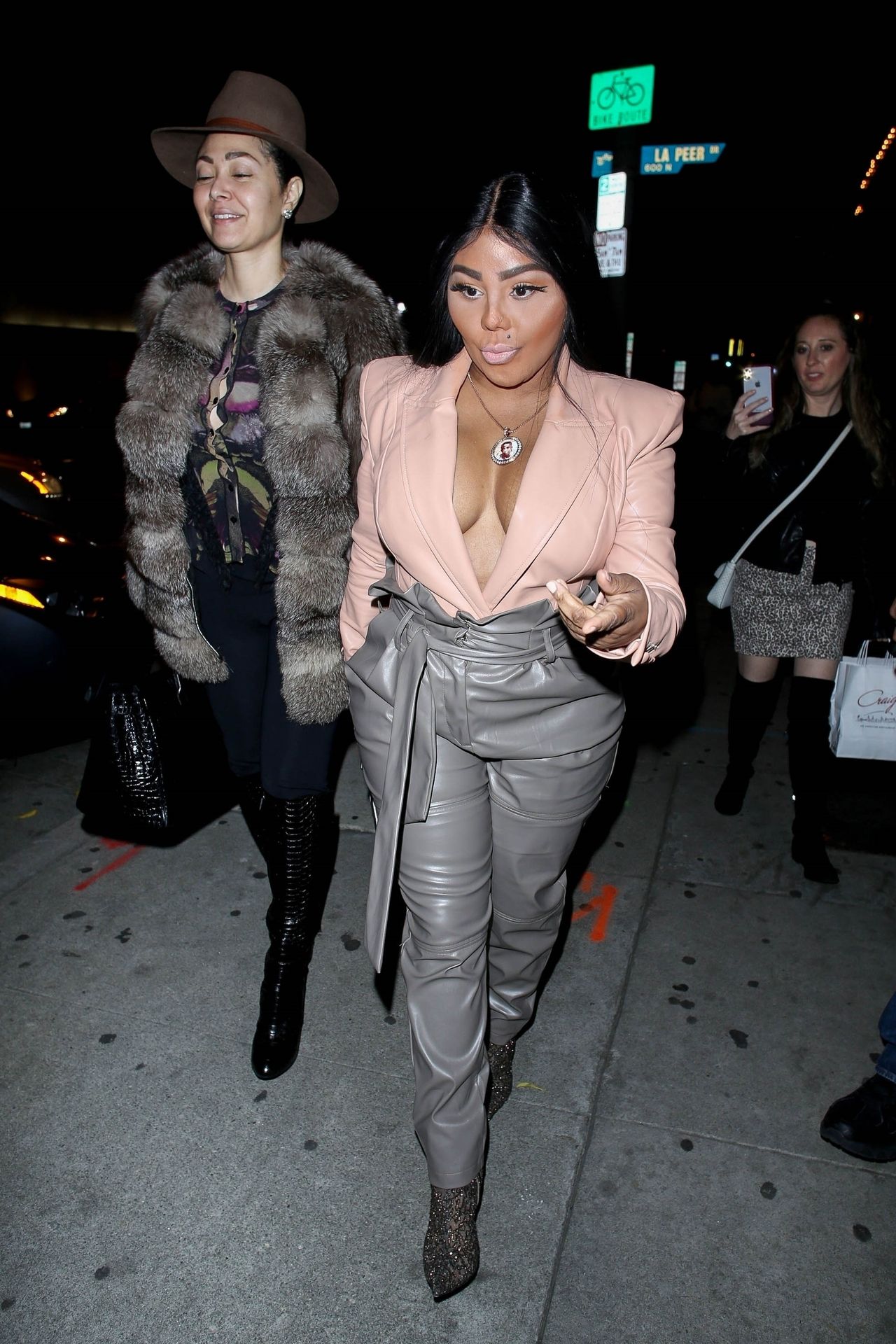 Lil’ Kim Seen Outside Craig’s Restaurant In West Hollywood 0033