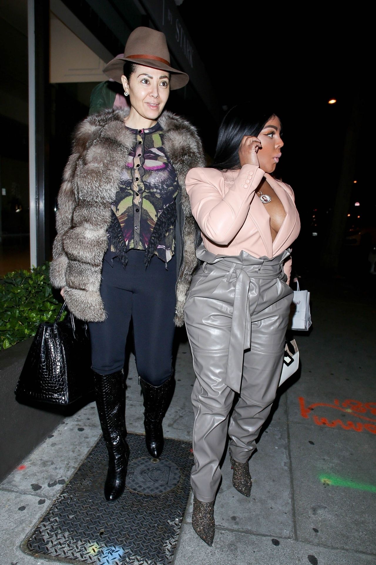 Lil’ Kim Seen Outside Craig’s Restaurant In West Hollywood 0043