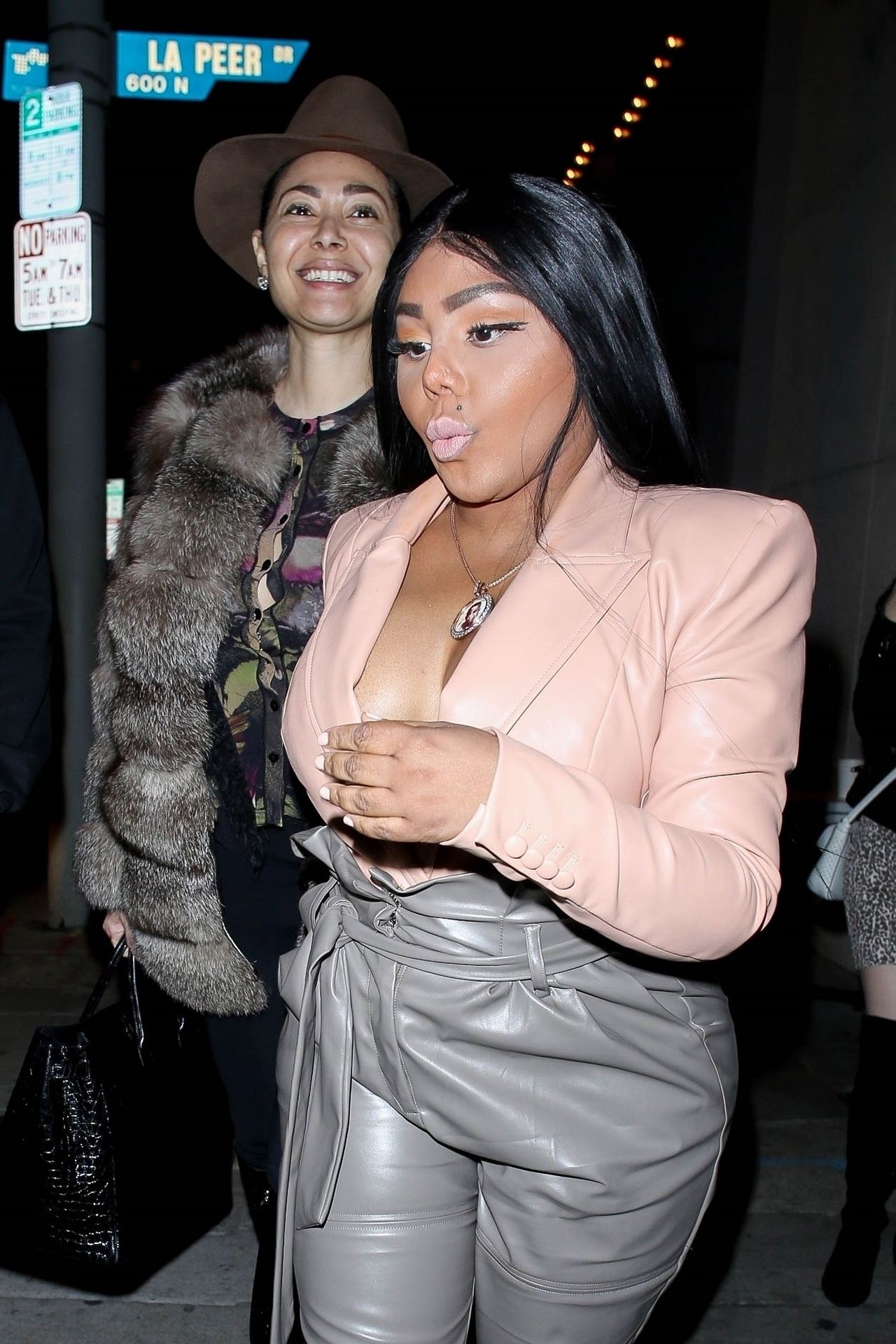 Lil’ Kim Seen Outside Craig’s Restaurant In West Hollywood 0051