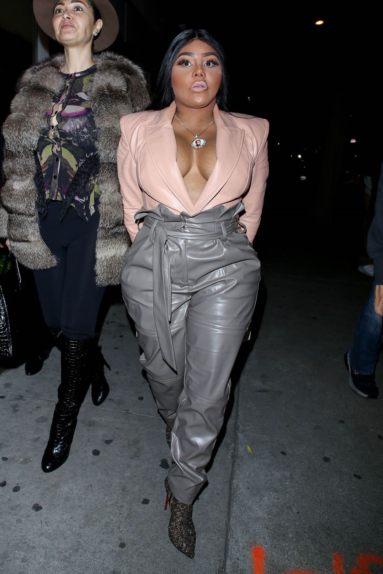 Lil’ Kim Seen Outside Craig’s Restaurant In West Hollywood 0054