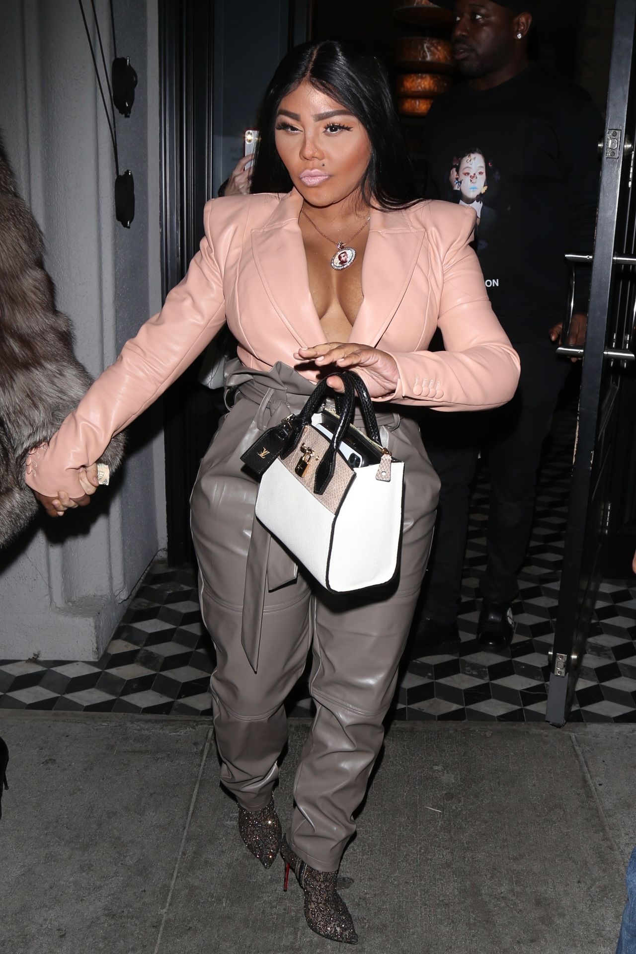 Lil’ Kim Seen Outside Craig’s Restaurant In West Hollywood 0061