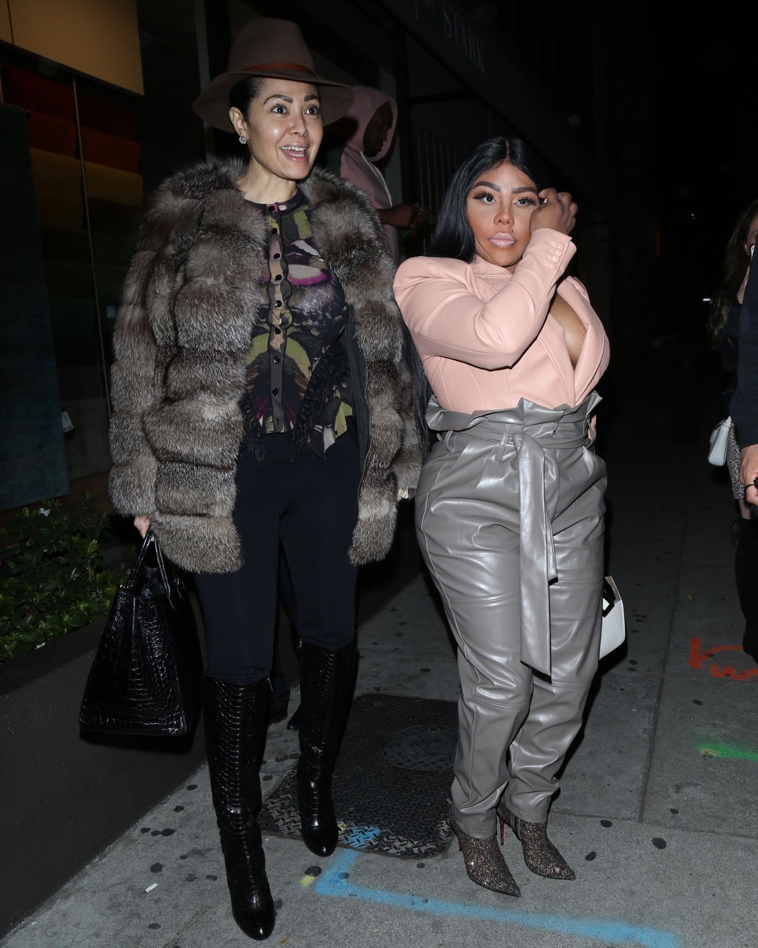 Lil’ Kim Seen Outside Craig’s Restaurant In West Hollywood 0072