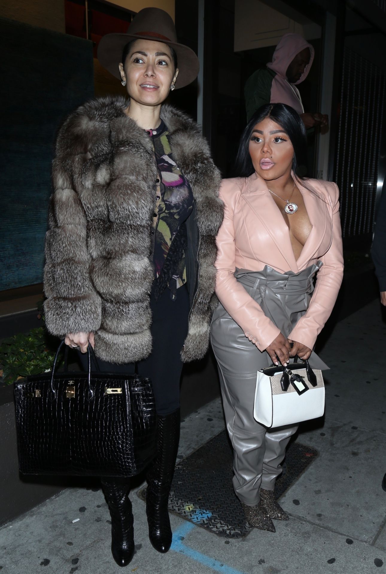 Lil’ Kim Seen Outside Craig’s Restaurant In West Hollywood 0075