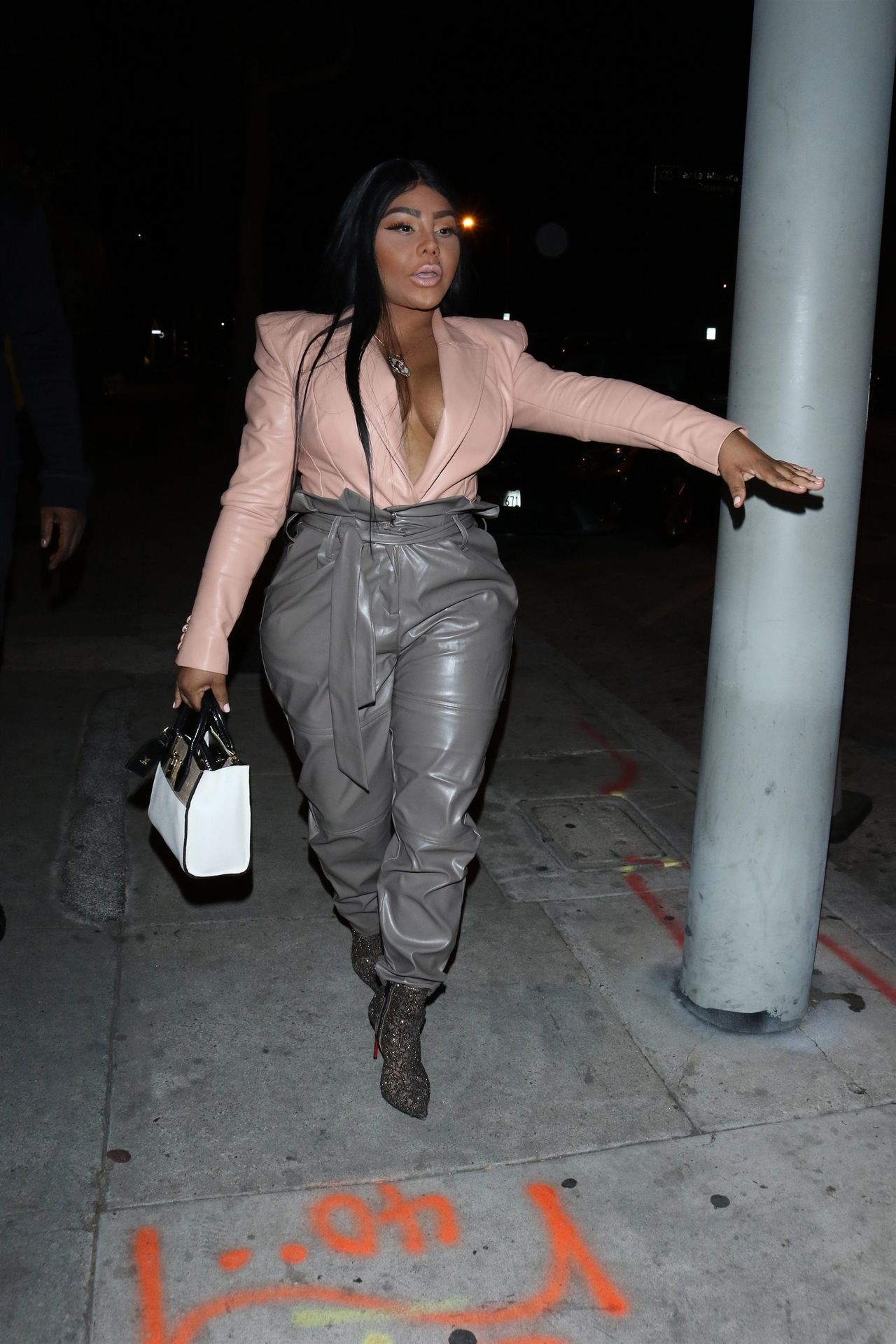 Lil’ Kim Seen Outside Craig’s Restaurant In West Hollywood 0083