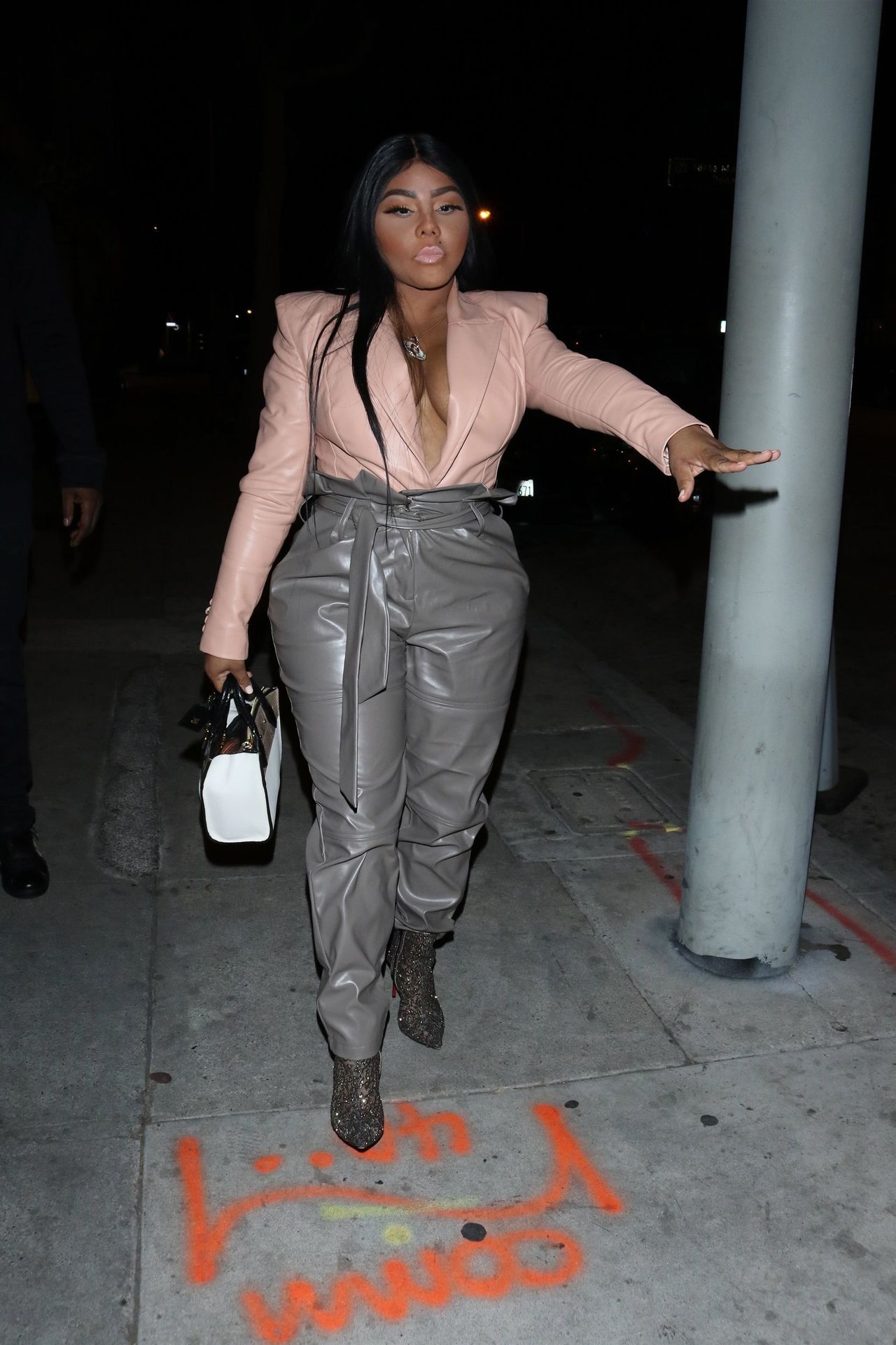 Lil’ Kim Seen Outside Craig’s Restaurant In West Hollywood 0086