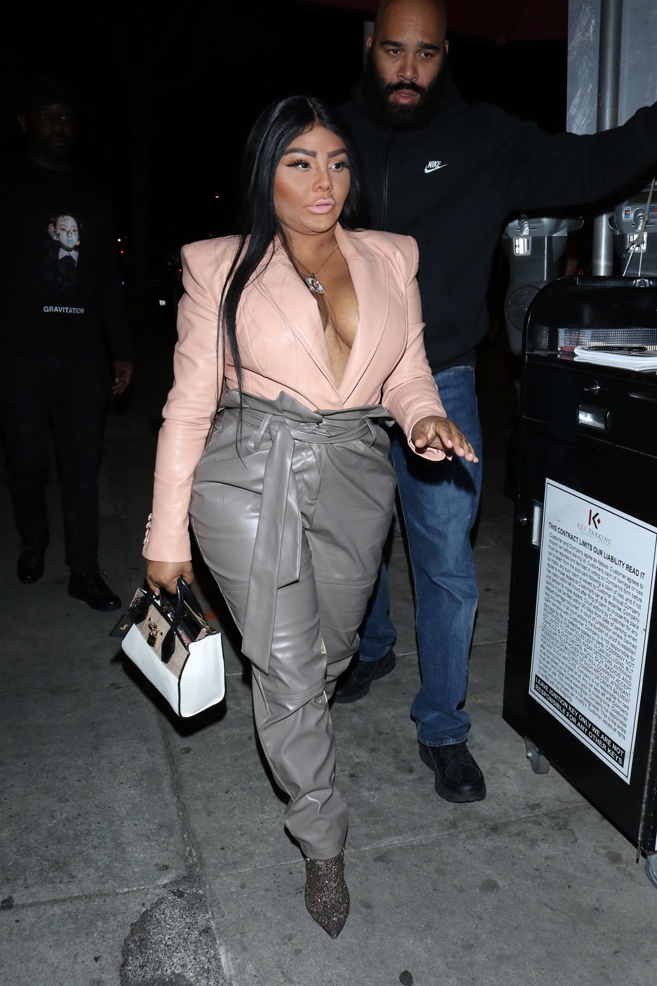 Lil’ Kim Seen Outside Craig’s Restaurant In West Hollywood 0096
