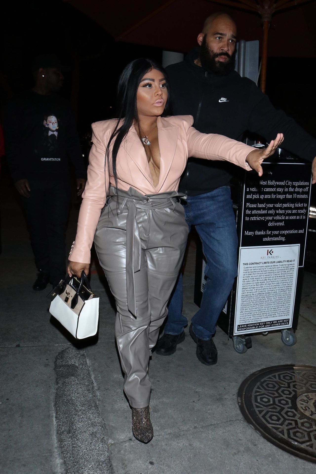 Lil’ Kim Seen Outside Craig’s Restaurant In West Hollywood 0101