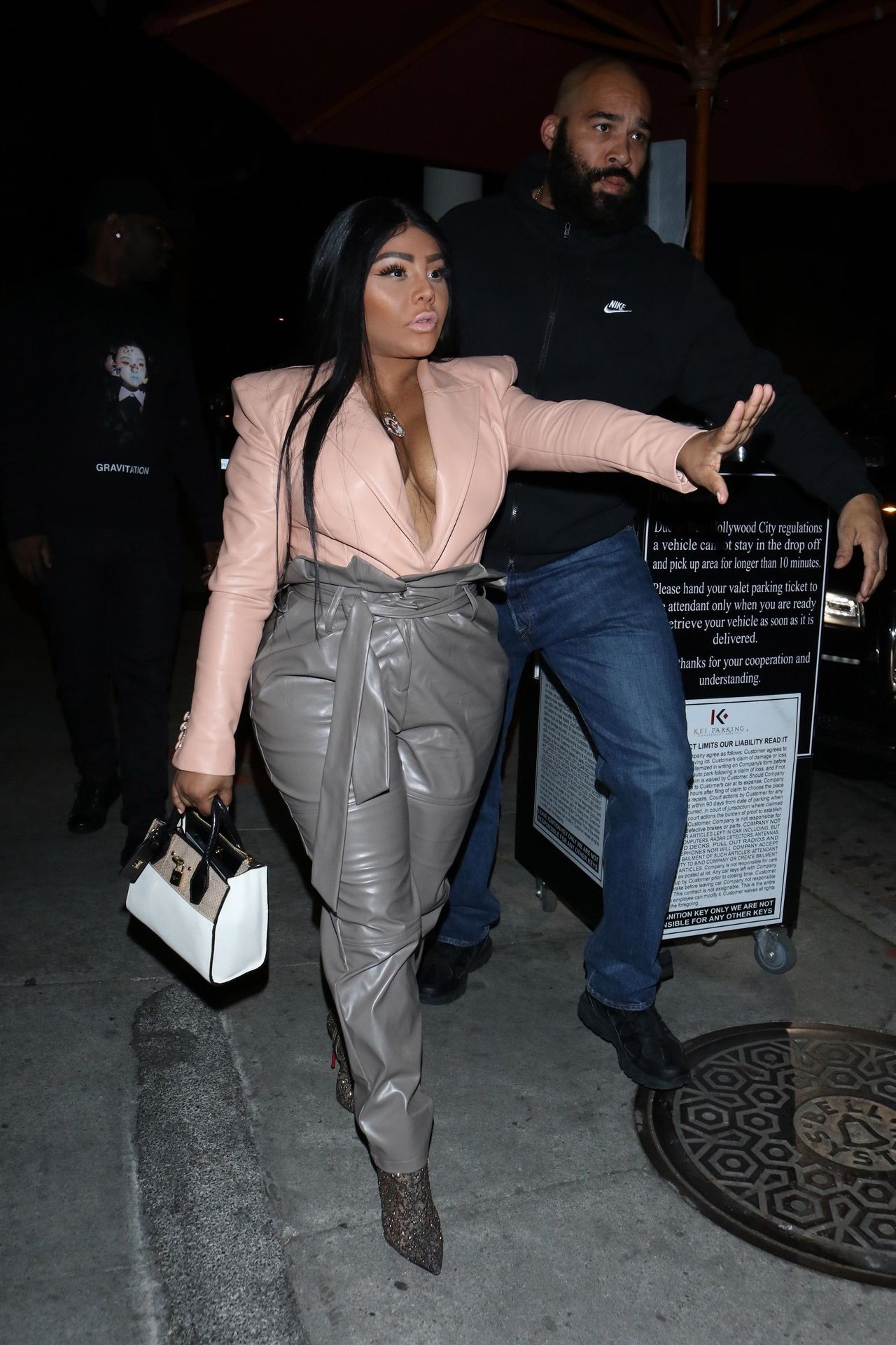 Lil’ Kim Seen Outside Craig’s Restaurant In West Hollywood 0102