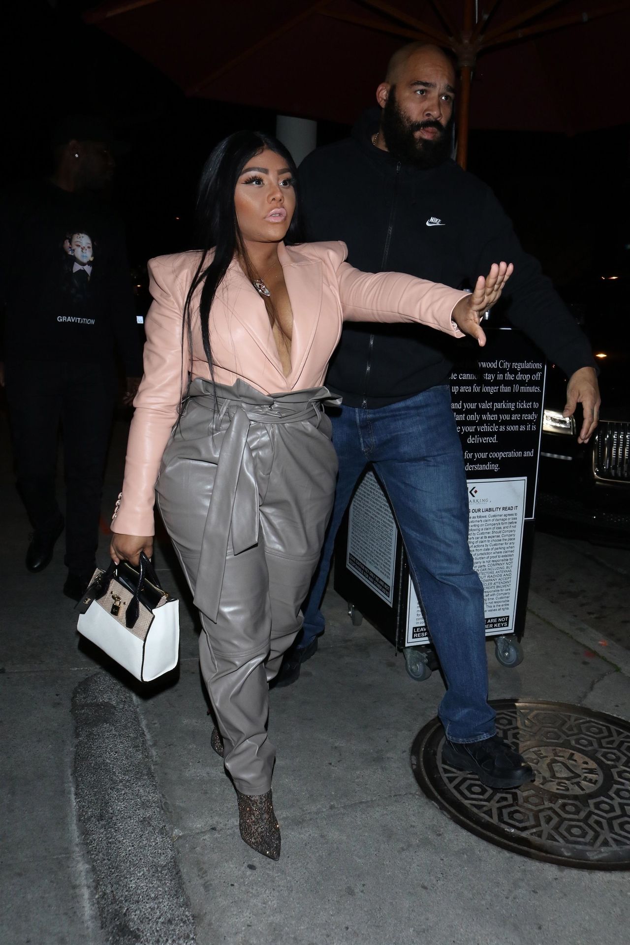 Lil’ Kim Seen Outside Craig’s Restaurant In West Hollywood 0103