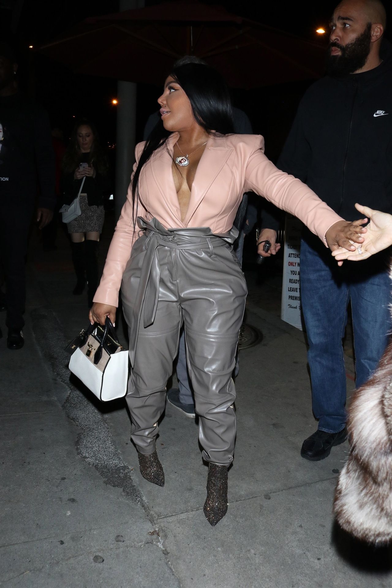 Lil’ Kim Seen Outside Craig’s Restaurant In West Hollywood 0105