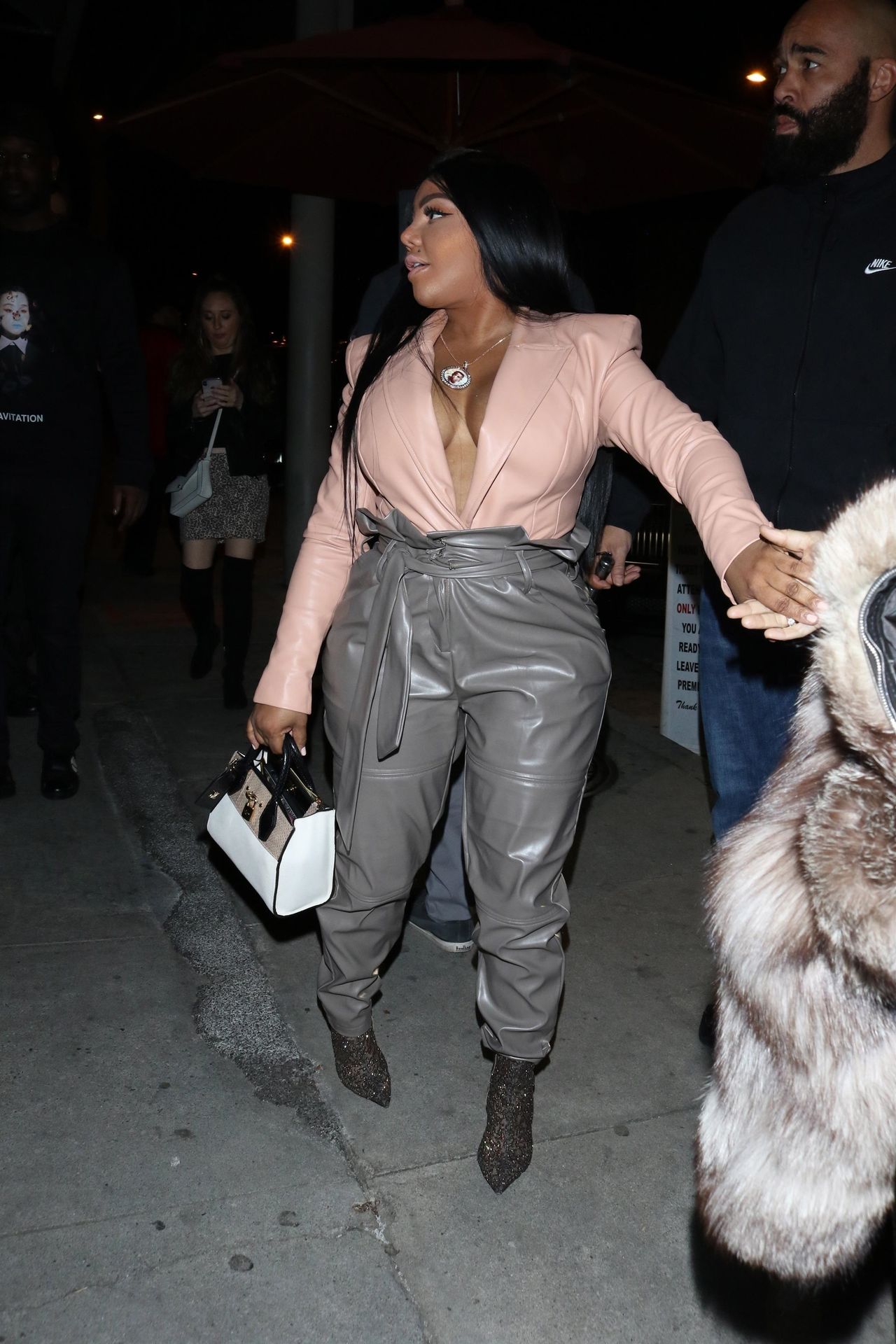 Lil’ Kim Seen Outside Craig’s Restaurant In West Hollywood 0106