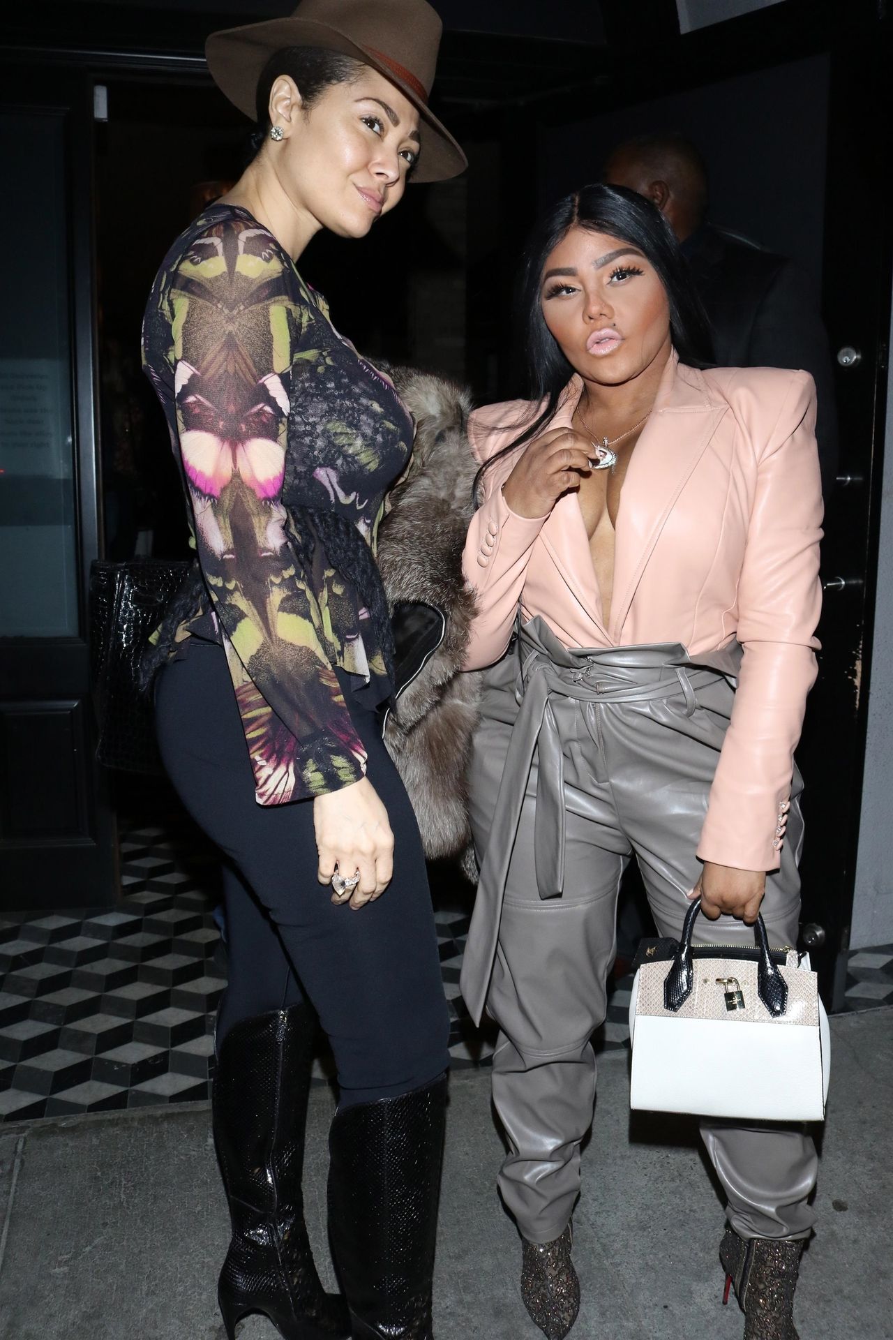 Lil’ Kim Seen Outside Craig’s Restaurant In West Hollywood 0109