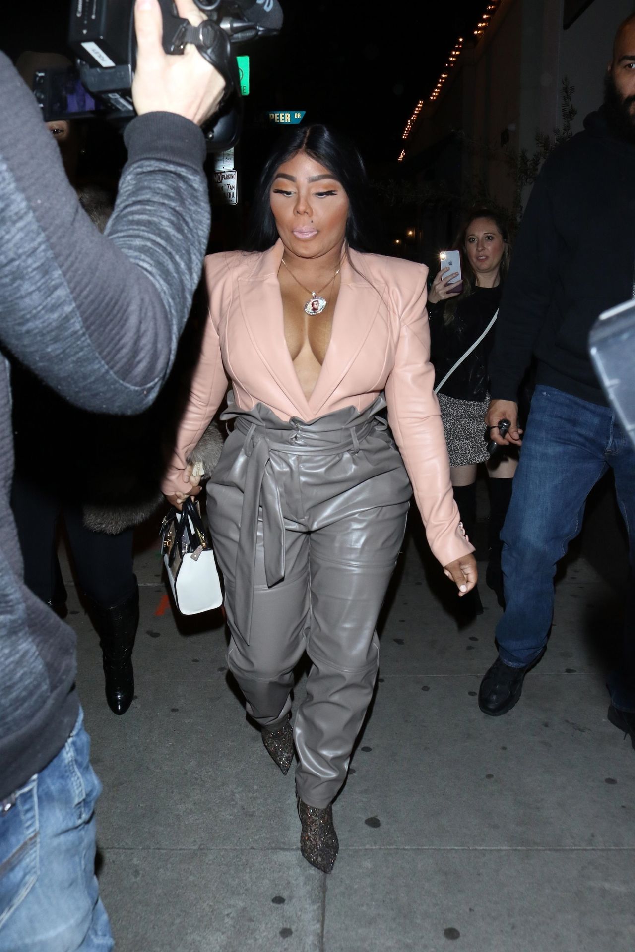 Lil’ Kim Seen Outside Craig’s Restaurant In West Hollywood 0111