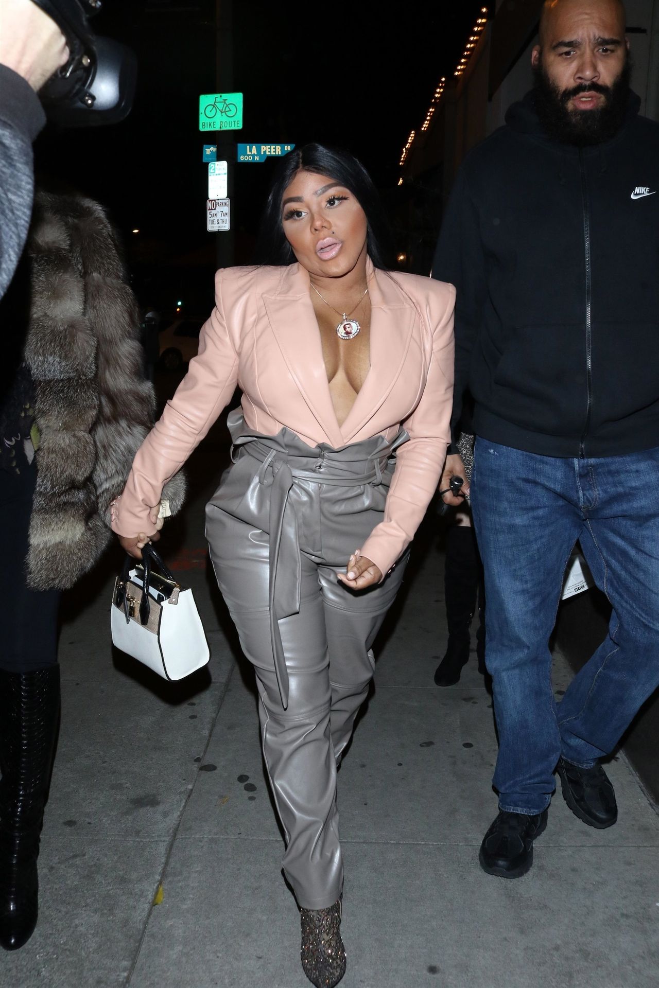 Lil’ Kim Seen Outside Craig’s Restaurant In West Hollywood 0116