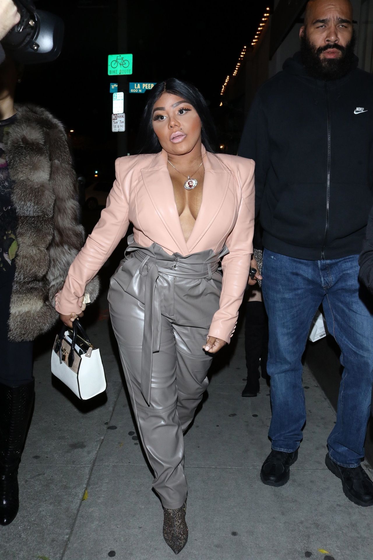 Lil’ Kim Seen Outside Craig’s Restaurant In West Hollywood 0117
