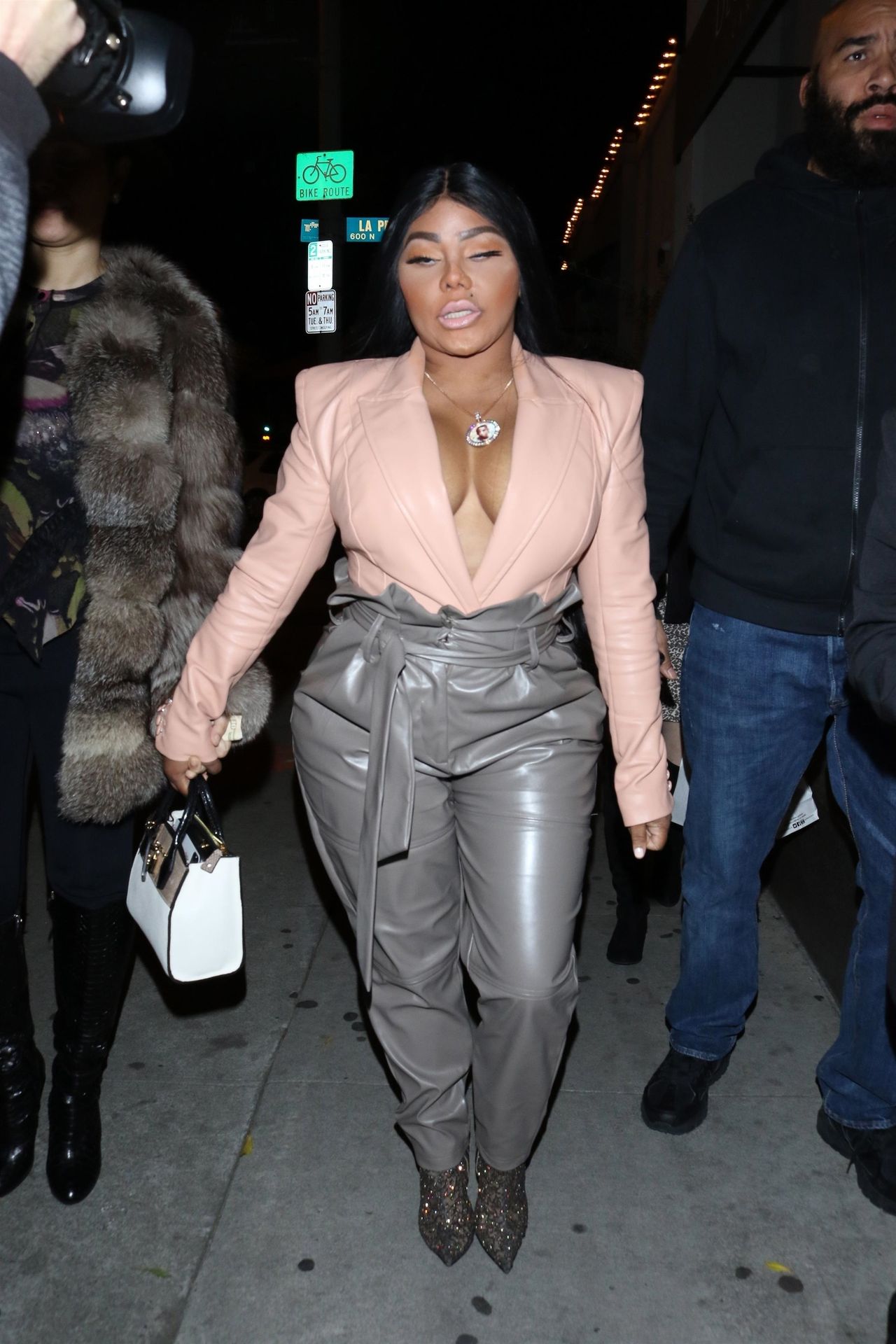 Lil’ Kim Seen Outside Craig’s Restaurant In West Hollywood 0119