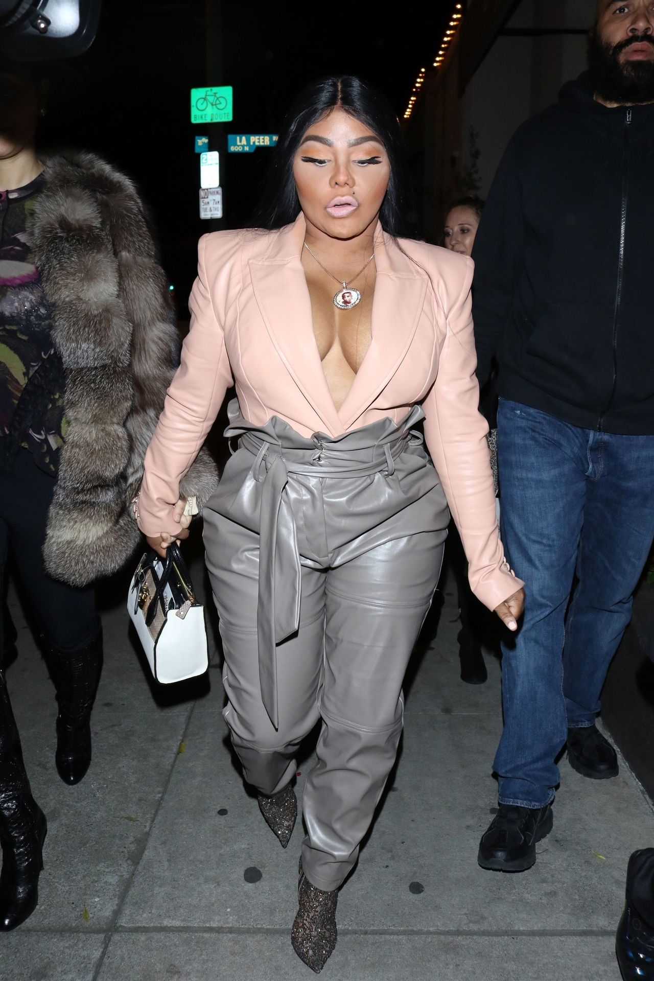 Lil’ Kim Seen Outside Craig’s Restaurant In West Hollywood 0121