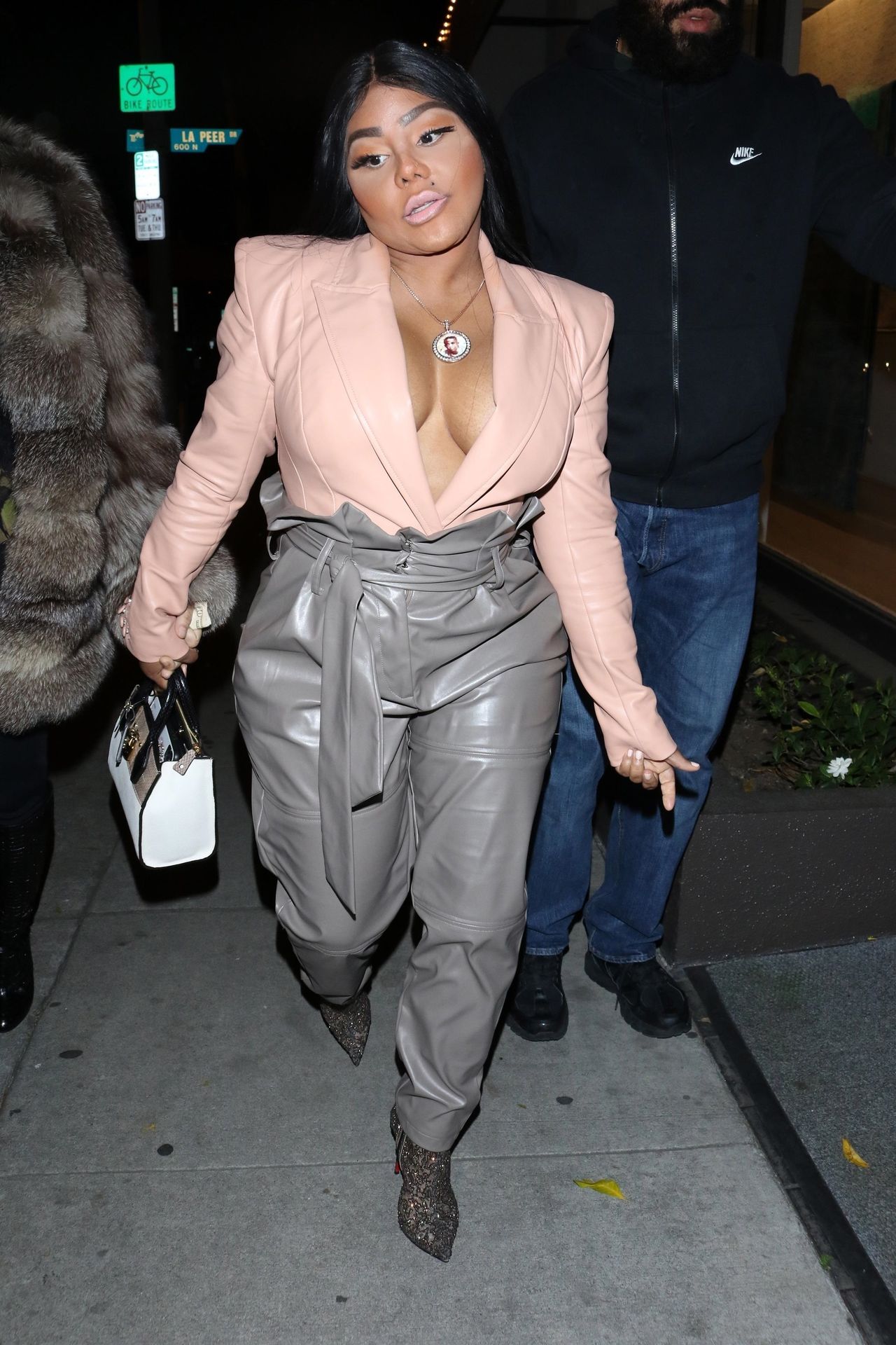 Lil’ Kim Seen Outside Craig’s Restaurant In West Hollywood 0122