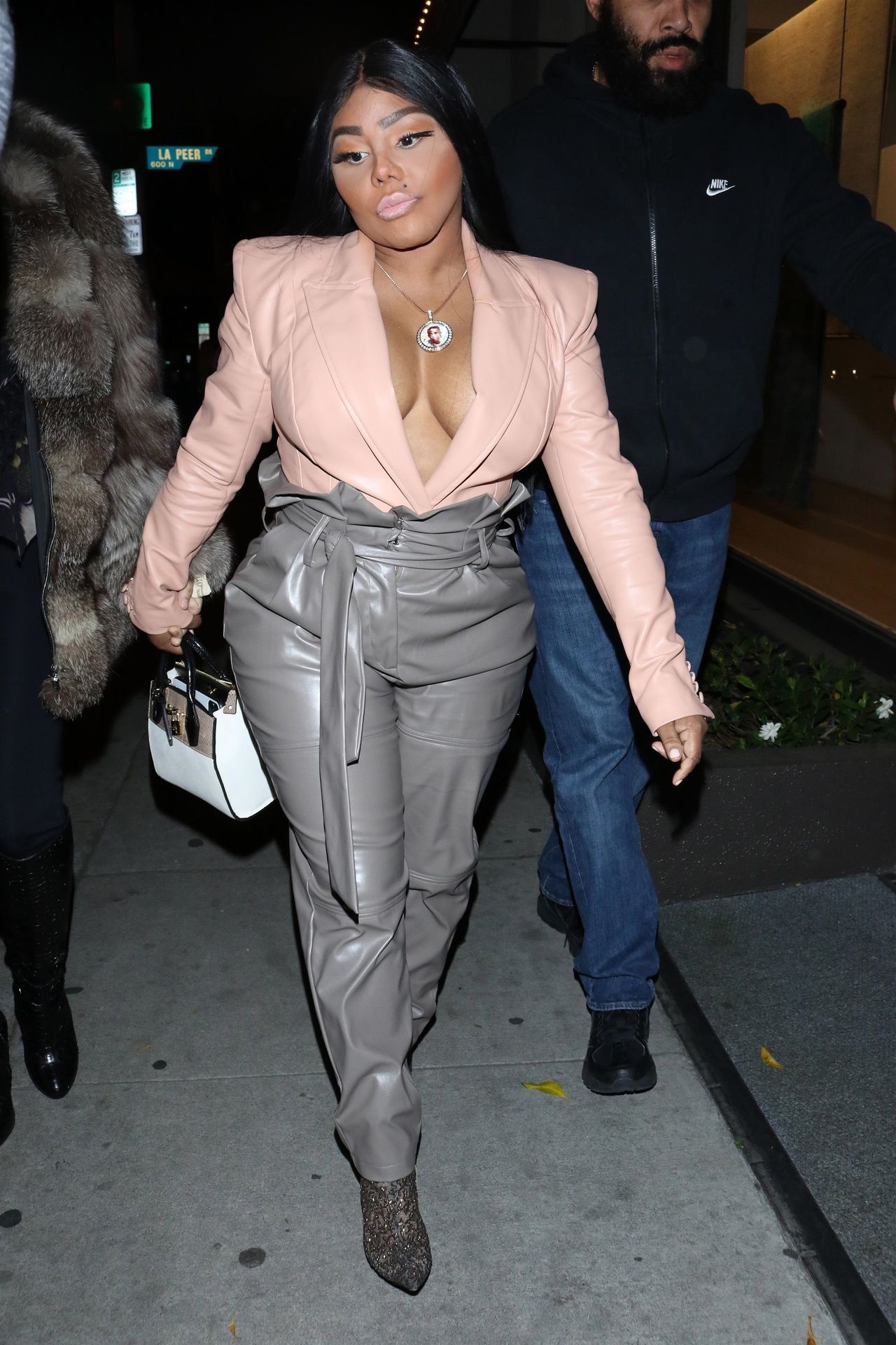 Lil’ Kim Seen Outside Craig’s Restaurant In West Hollywood 0123