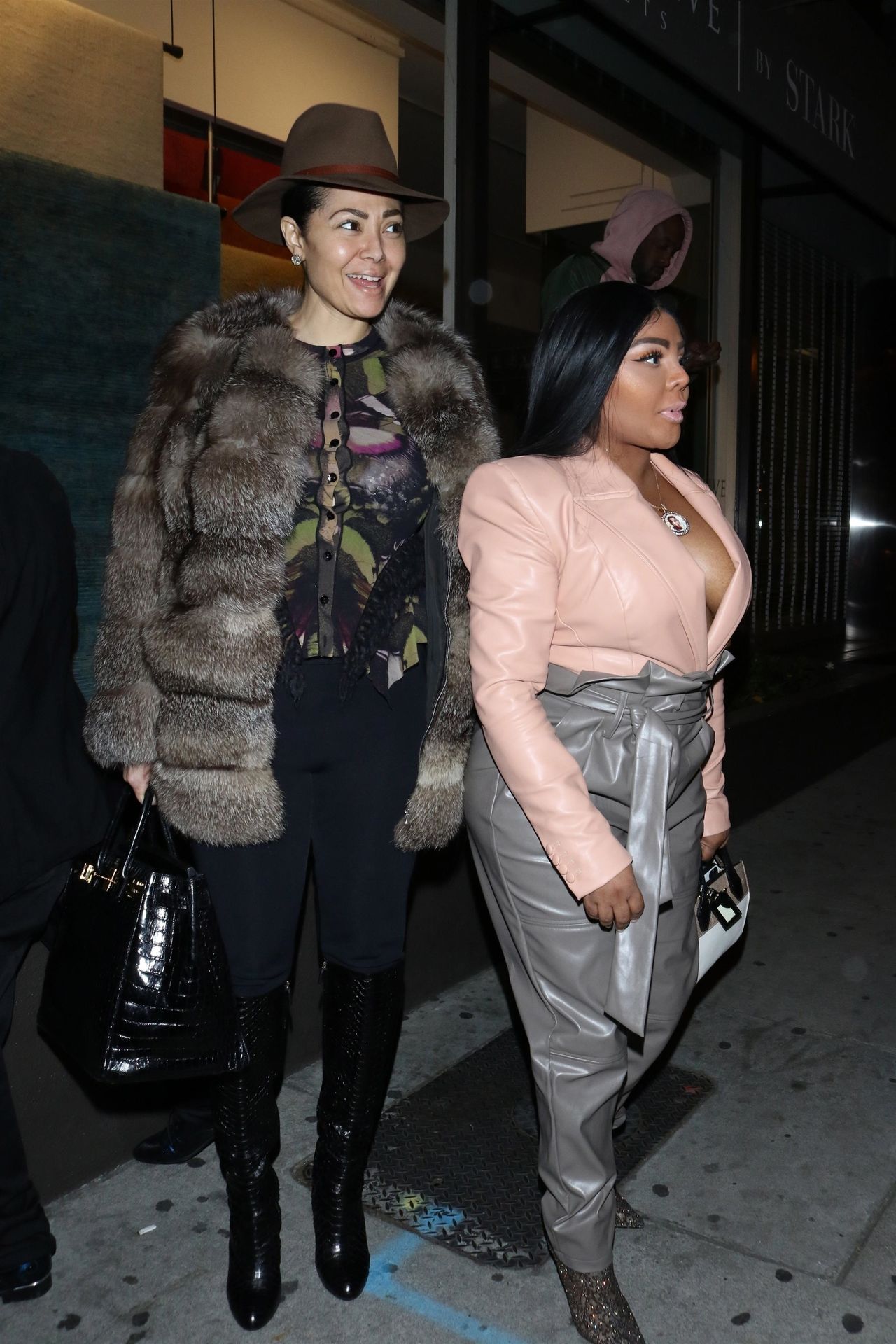 Lil’ Kim Seen Outside Craig’s Restaurant In West Hollywood 0126