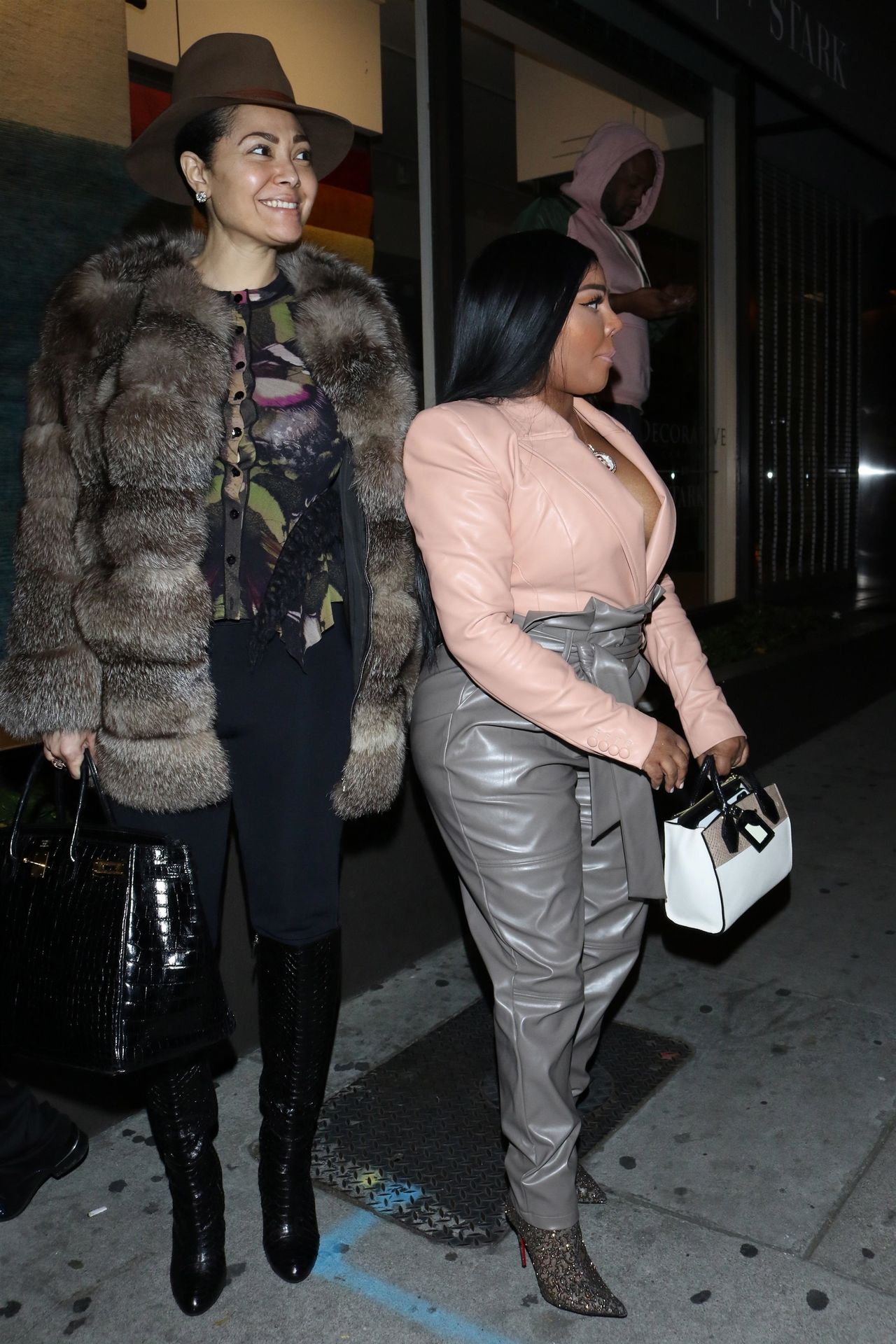 Lil’ Kim Seen Outside Craig’s Restaurant In West Hollywood 0127