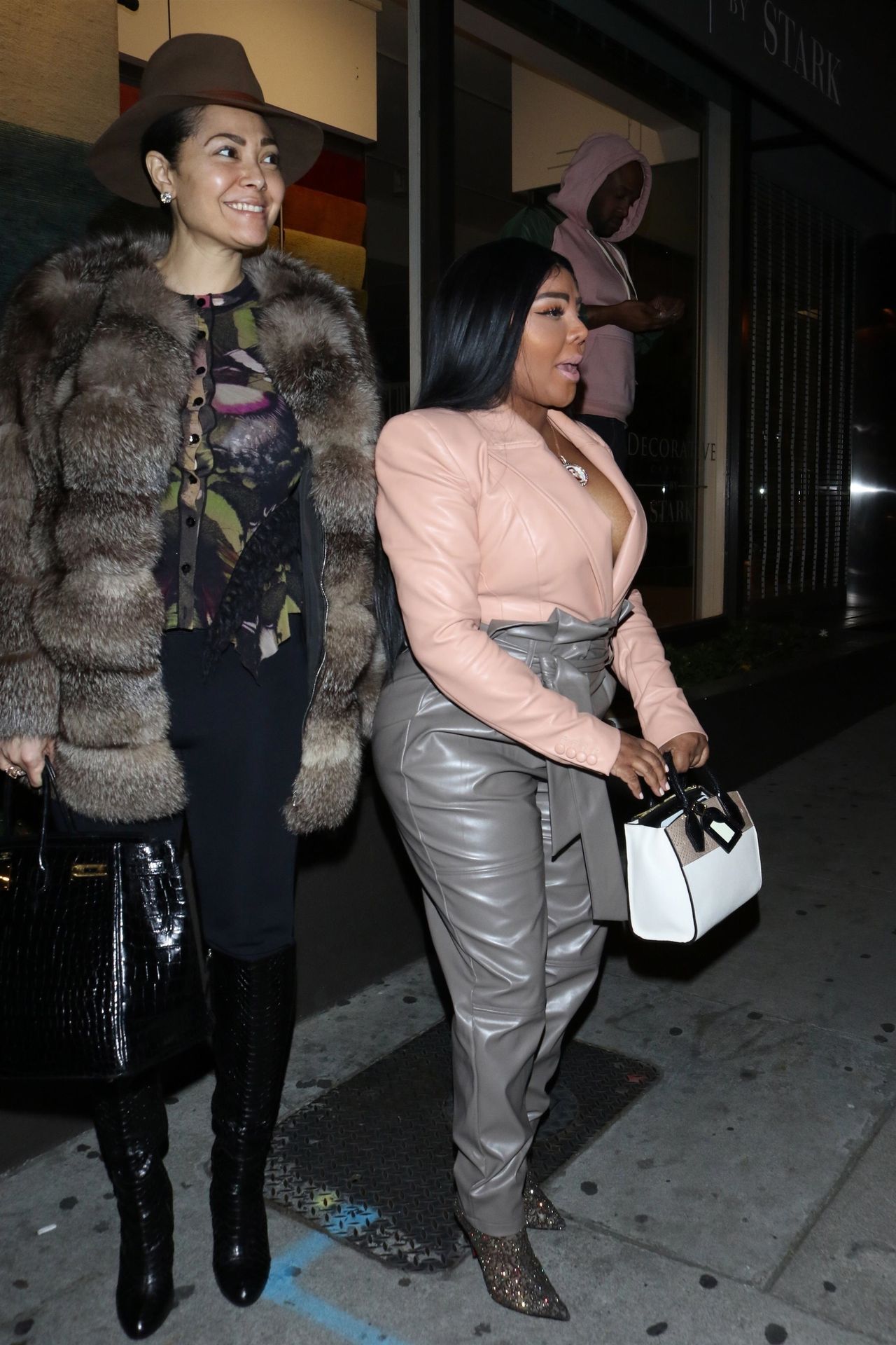 Lil’ Kim Seen Outside Craig’s Restaurant In West Hollywood 0128