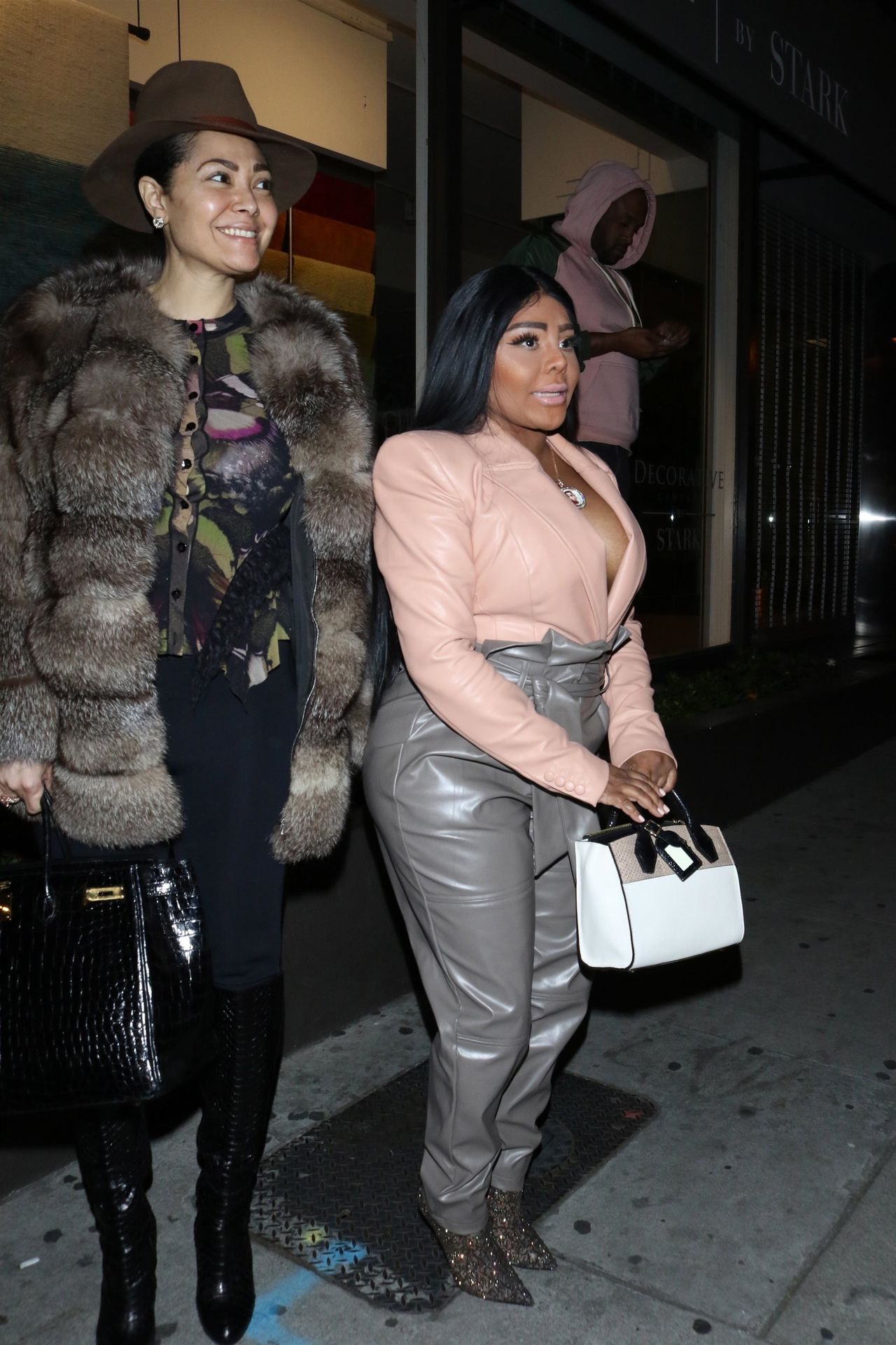 Lil’ Kim Seen Outside Craig’s Restaurant In West Hollywood 0129